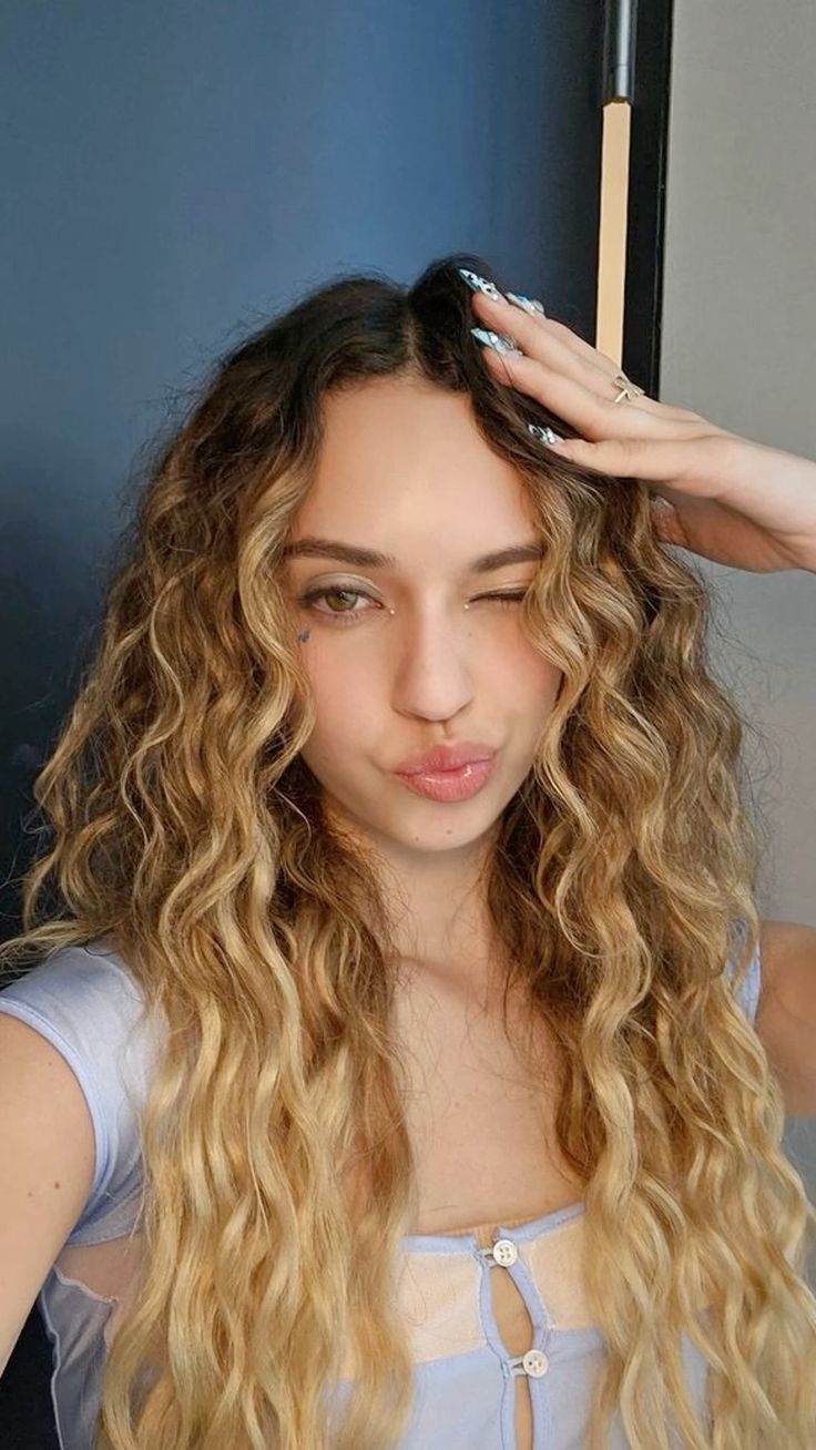 736x1308 Daniela Avanzini Wallpaper