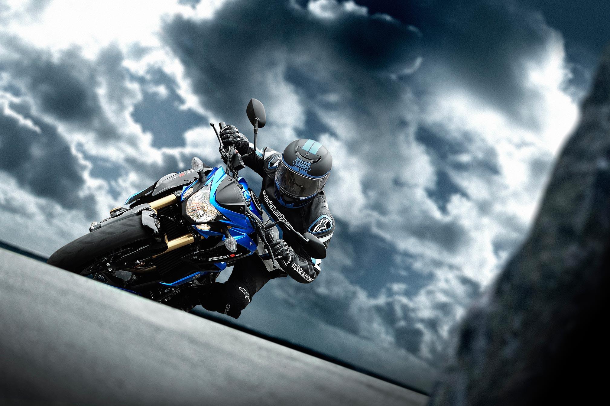 2018x1343 Suzuki GSX S750 HD Wallpaper