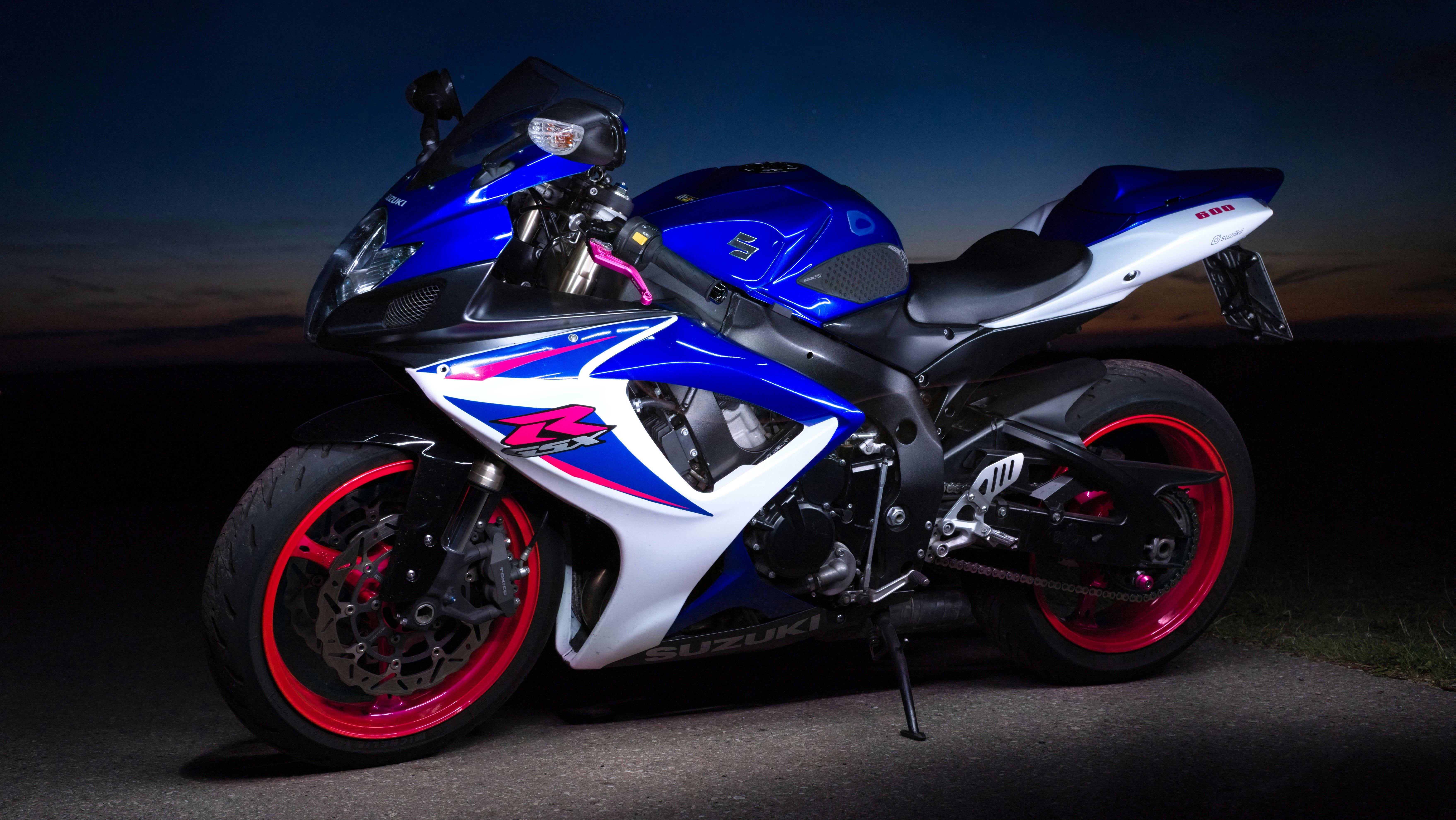 7032x3957 Suzuki GSXR Motorcycle · Free