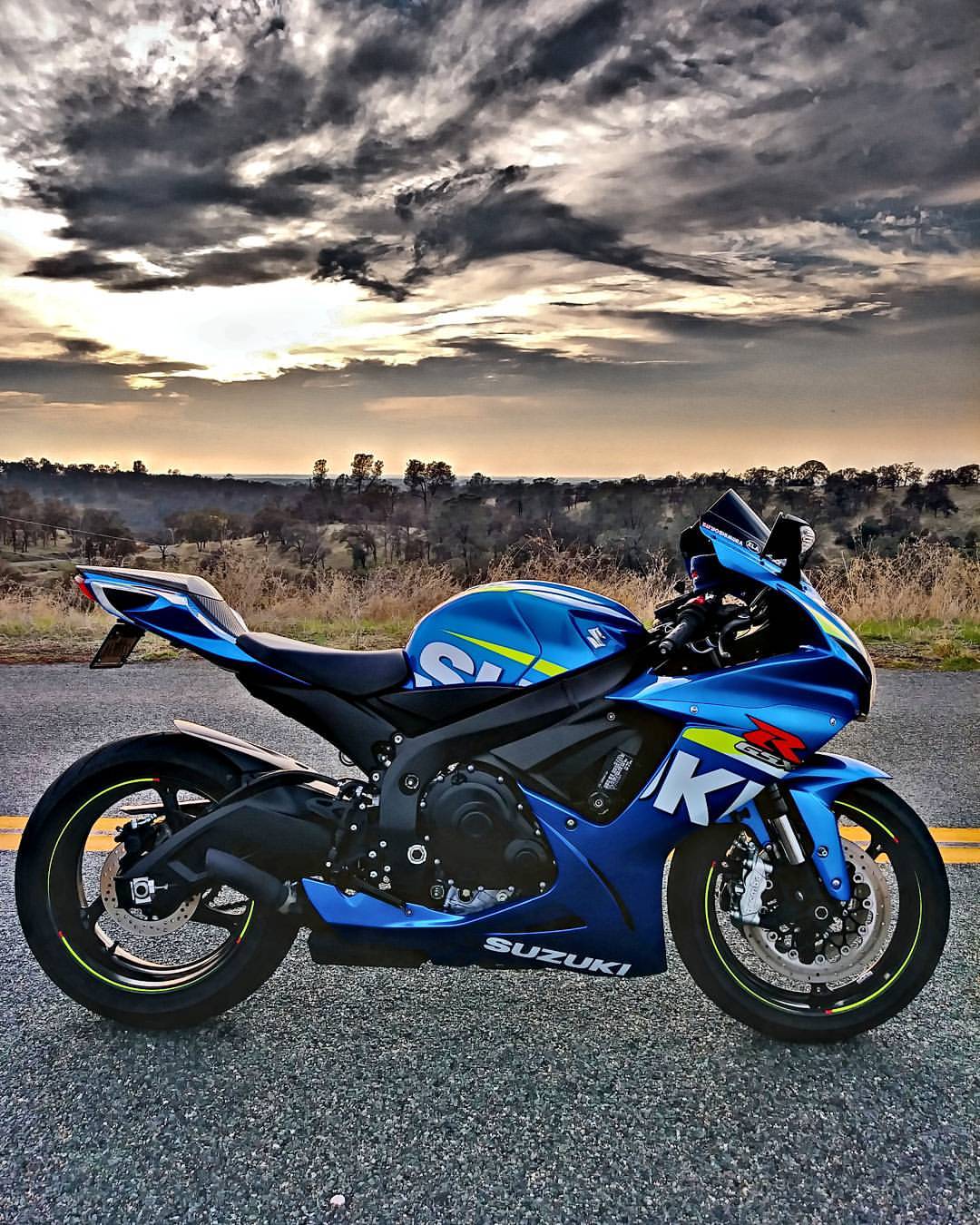 1080x1350 Suzuki GSX iPhone Wallpaper