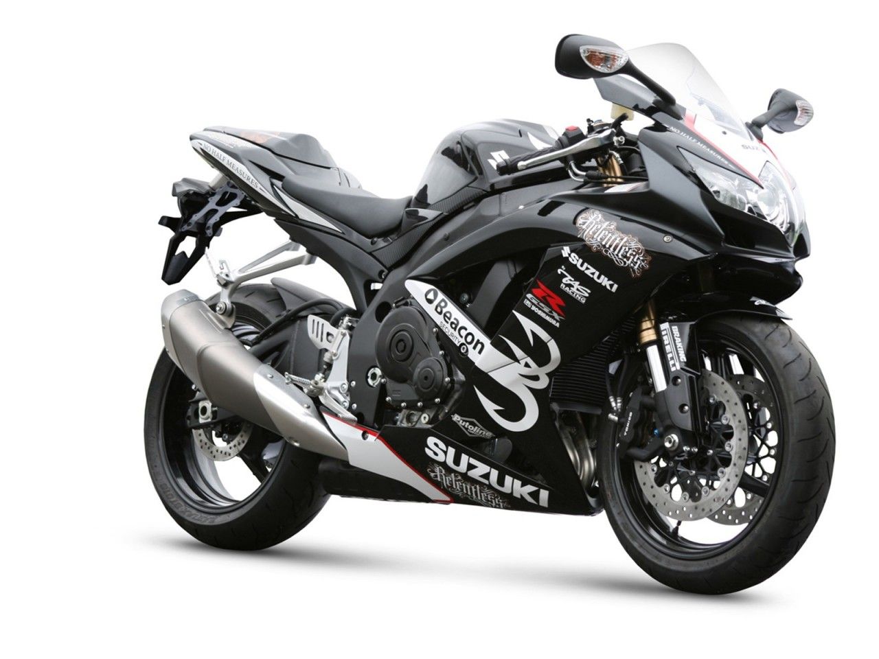 1280x960 Suzuki GSX R600 Sports Wallpaper