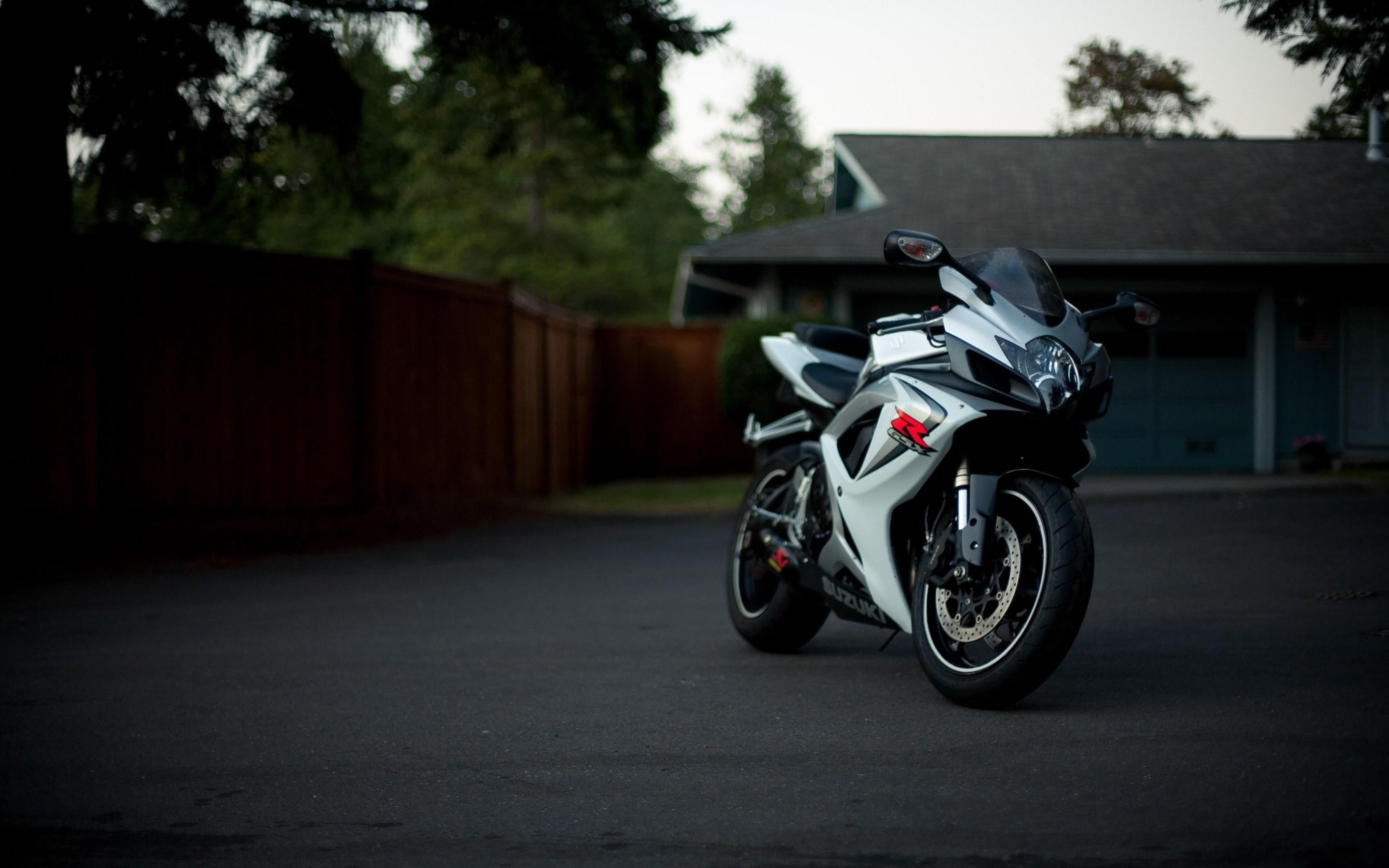 2880x1800 Suzuki GSX R1000 Wallpaper