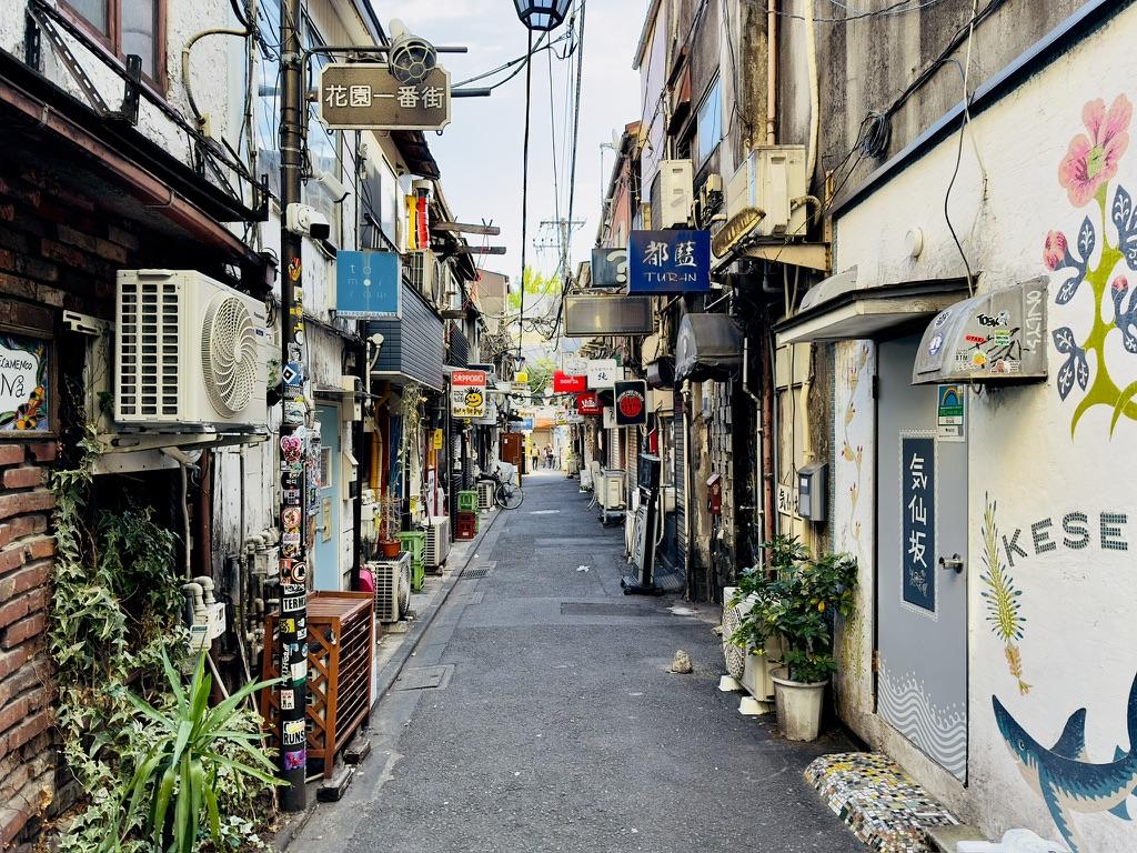 1024x768 Morning calm in Shinjuku Golden Gai