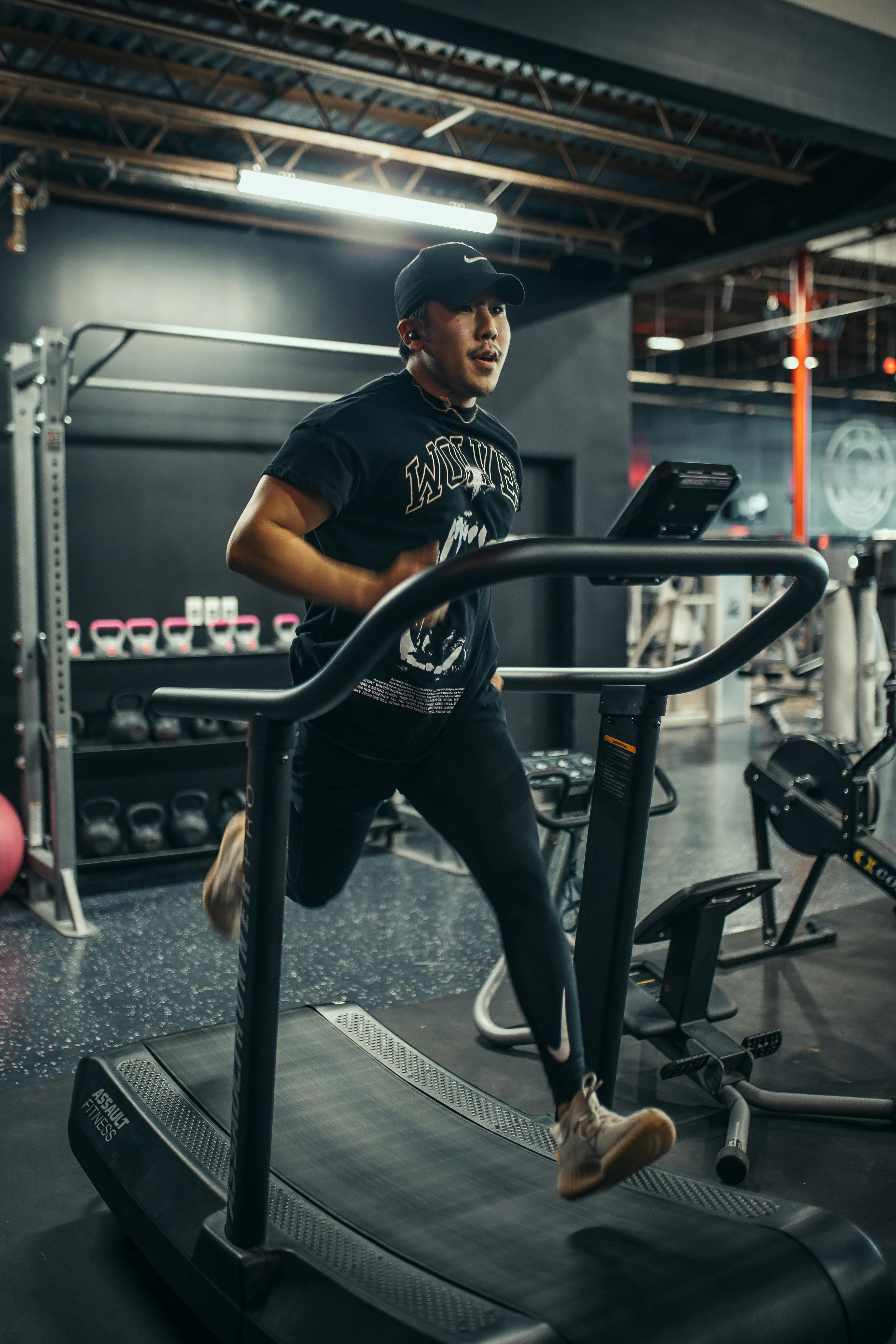 3648x5472 Man Training on Treadmill in Gym · Free