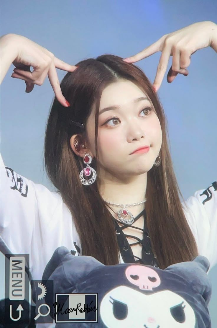 736x1111 Billlie Tsuki Wallpaper. Kpop Idols Kuromi, Billie Wallpaper Kpop, K Pop Idols