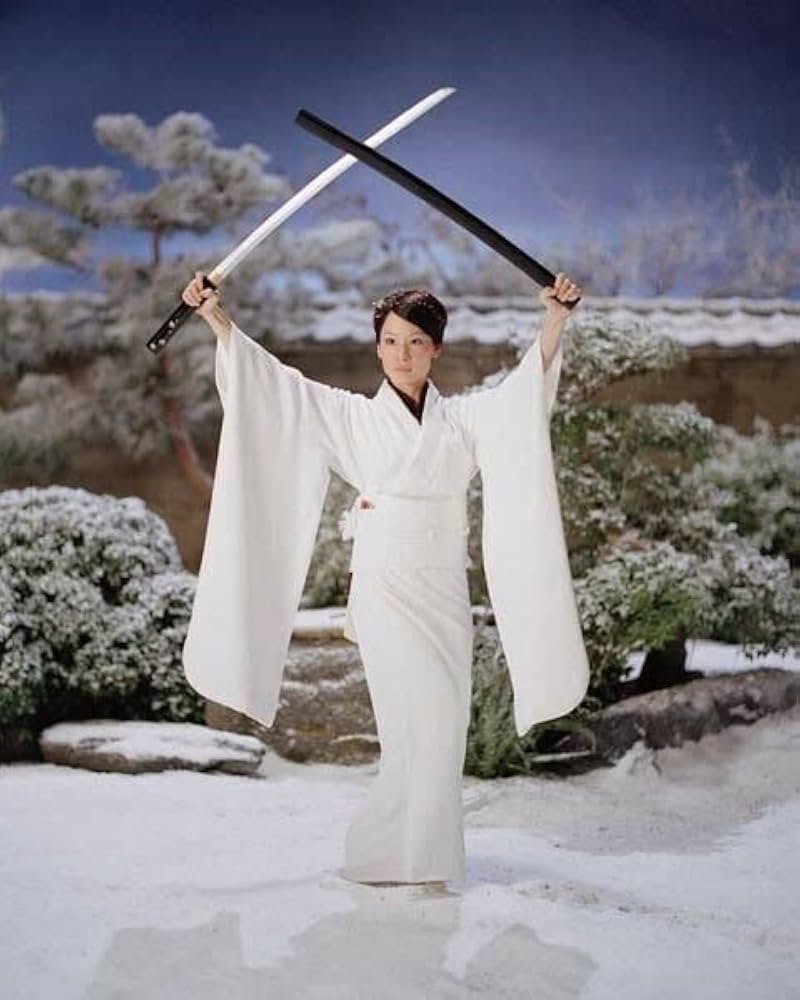 800x1000 Lucy Liu Sostiene Las Espadas En Lo Alto Como Póster De O Ren Ishii De 24 X 36 Pulgadas : Hogar Y Cocina