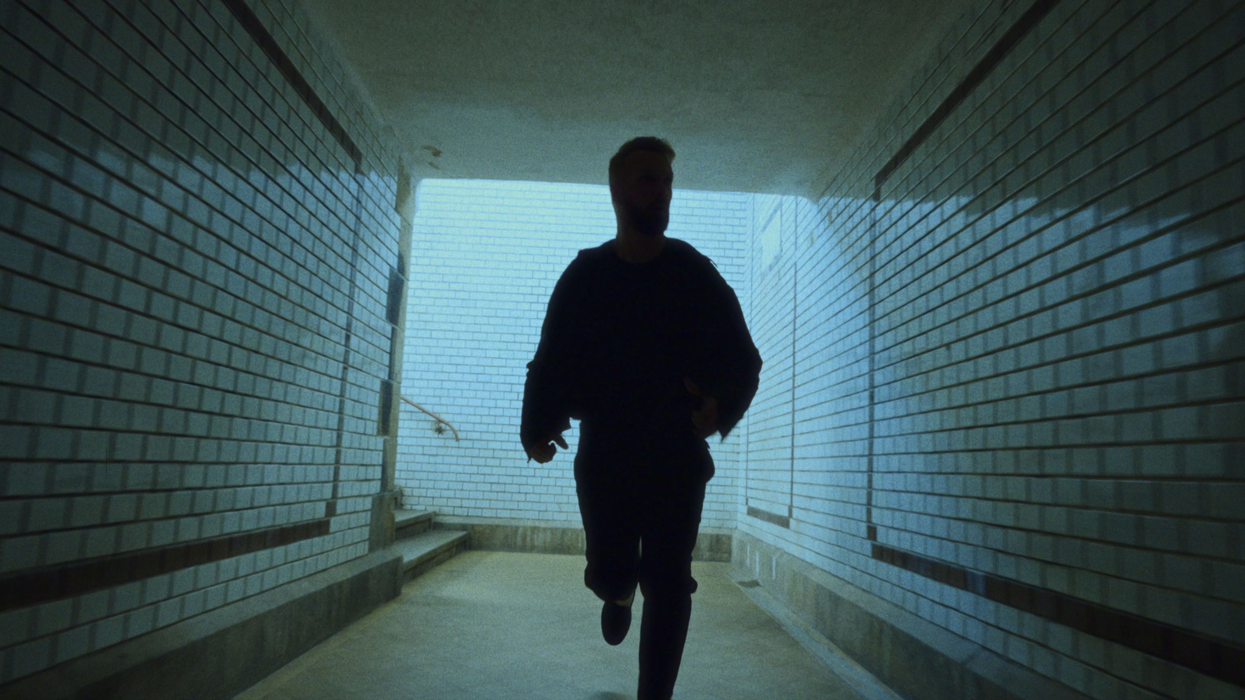 4096x2304 Silently Walking Alone Video
