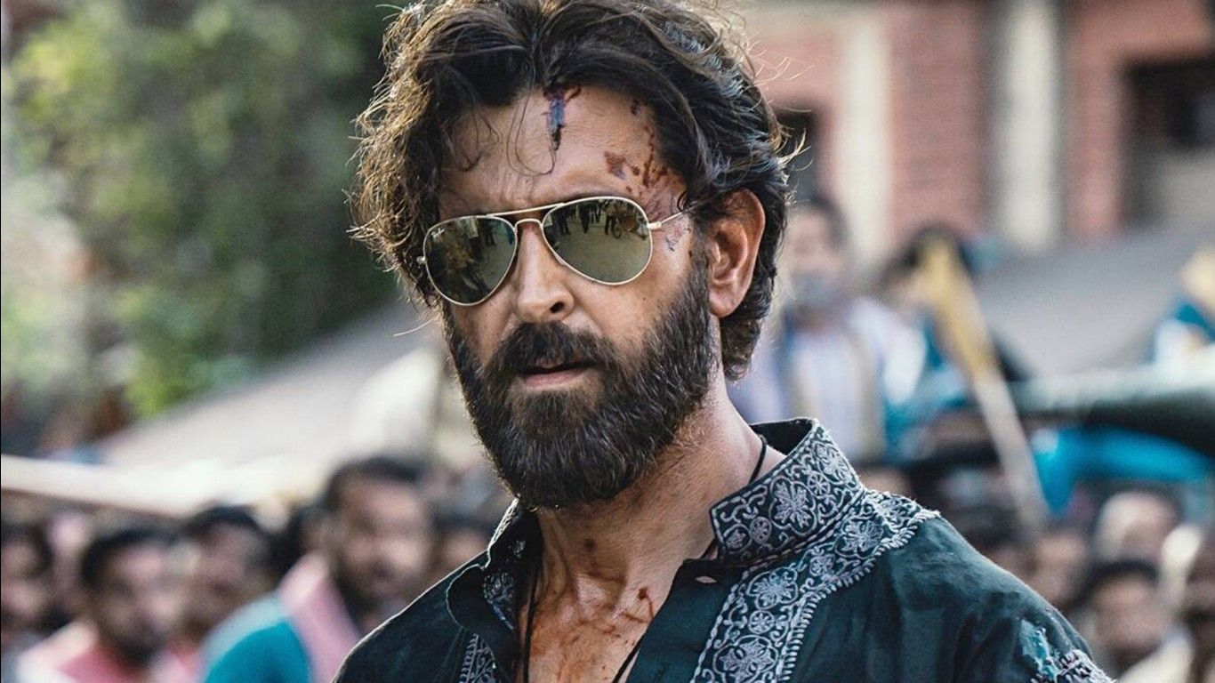 1366x768 Hrithik Roshan Saif Ali Khan Yogita Bihani Rohit Suresh Saraf HD Vikram Vedha Wallpaper