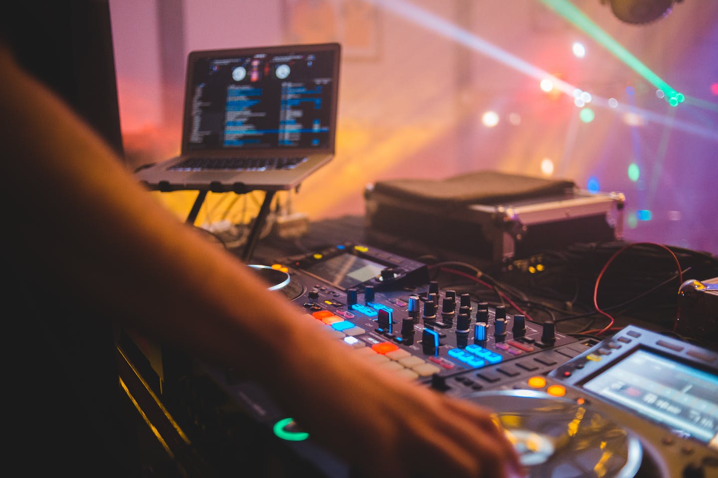 1440x960 Which Is Easier for Beats: Maschine or MPC?