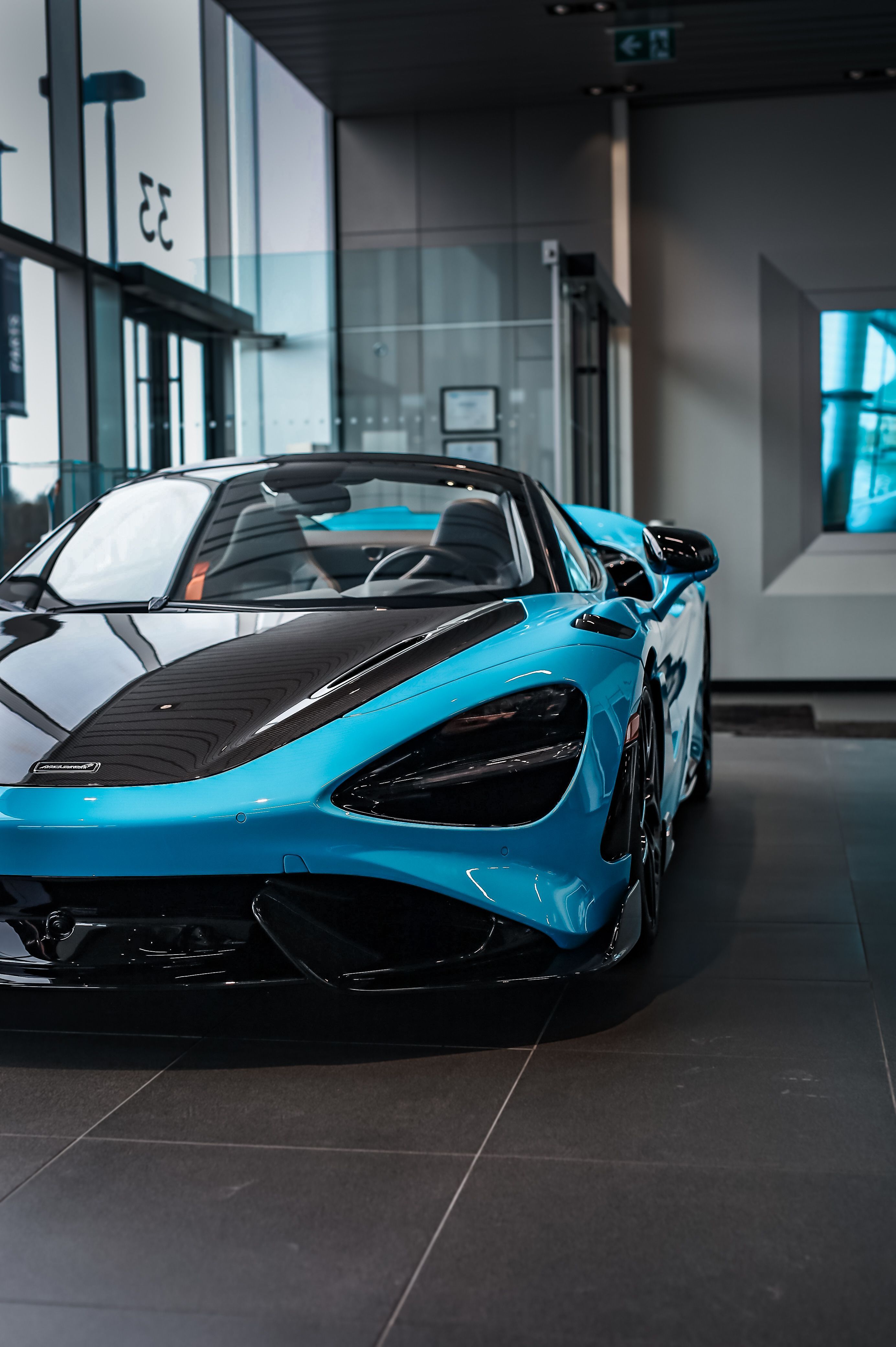 2768x4160 Blue McLaren 765LT · Free