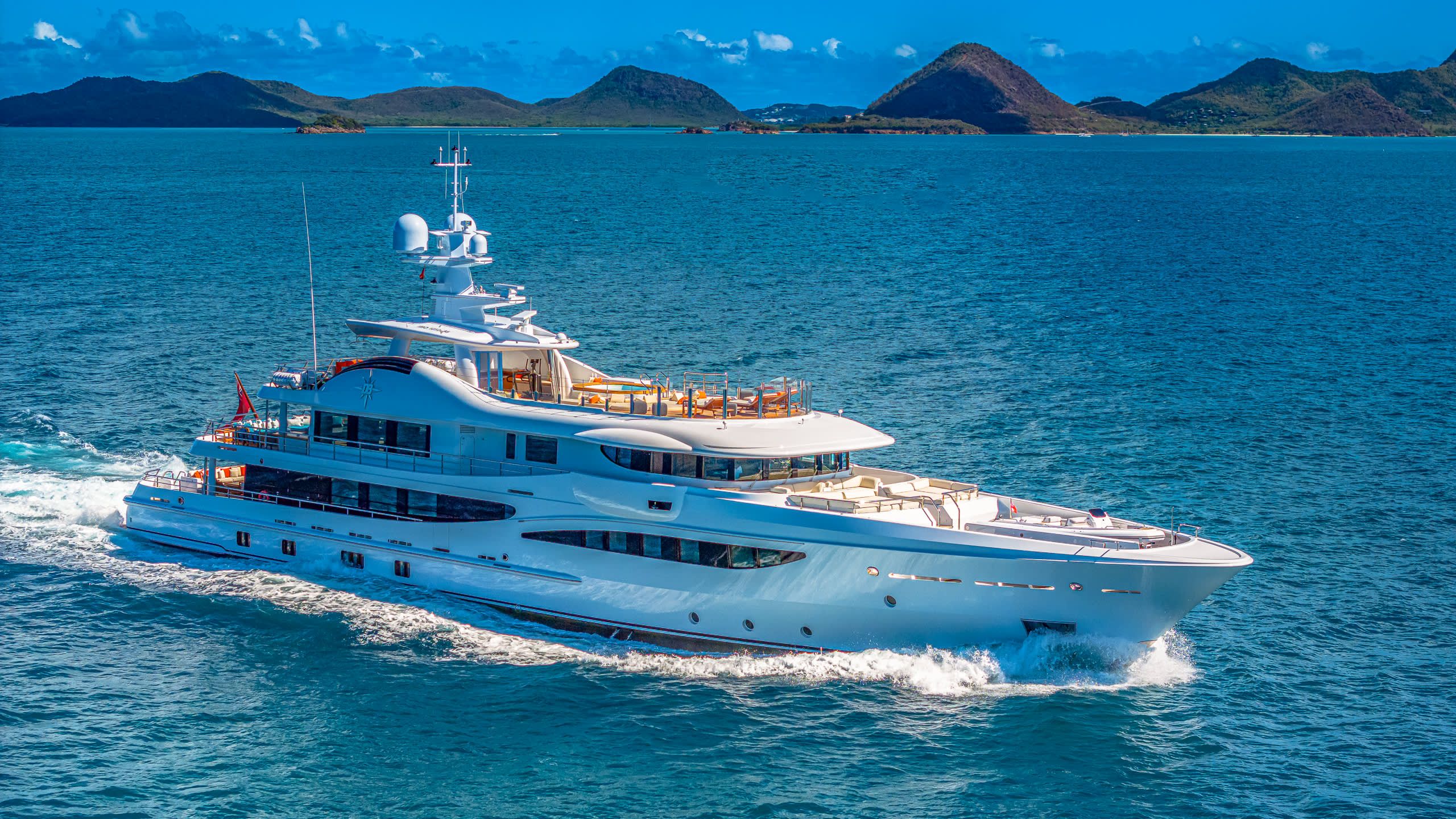 2560x1440 Deep Blue Luxury Yacht For Charter