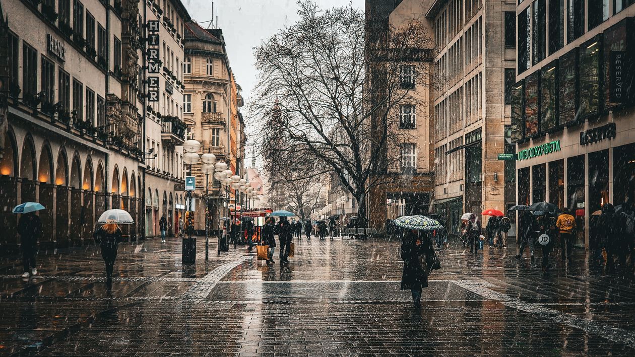 1260x709 Rainy Day in Munich City Center with Umbrellas · Free