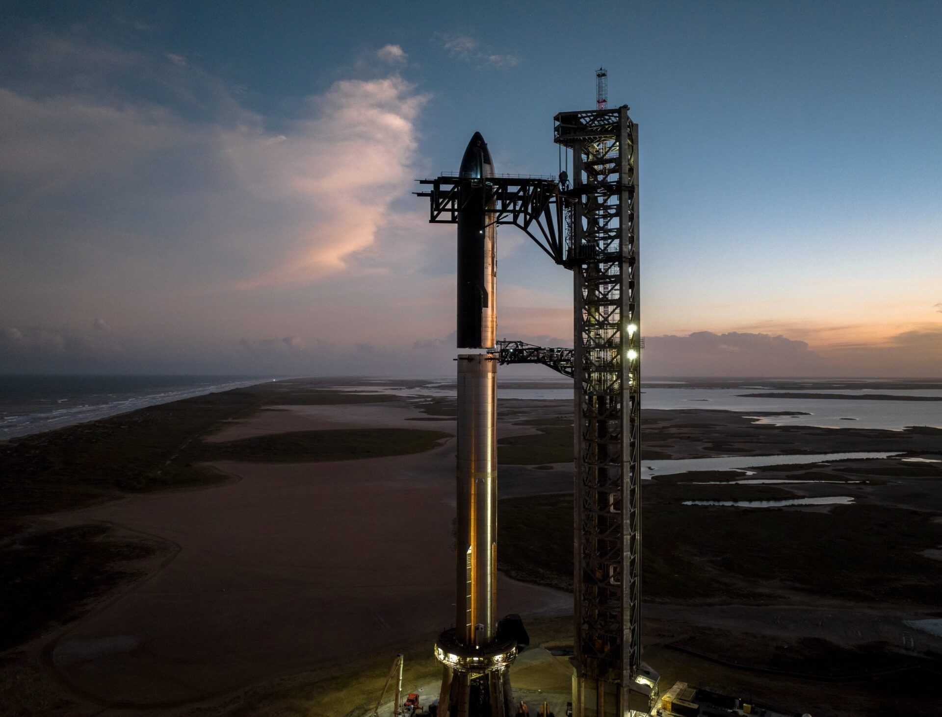 1920x1463 Starship is ready to take off from the launch pad