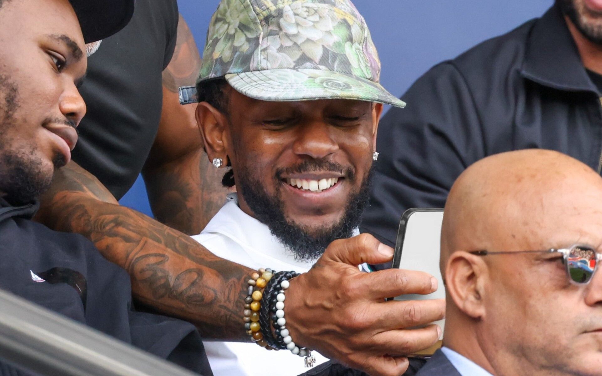 1920x1200 Kendrick Lamar's cellphone: already sold out