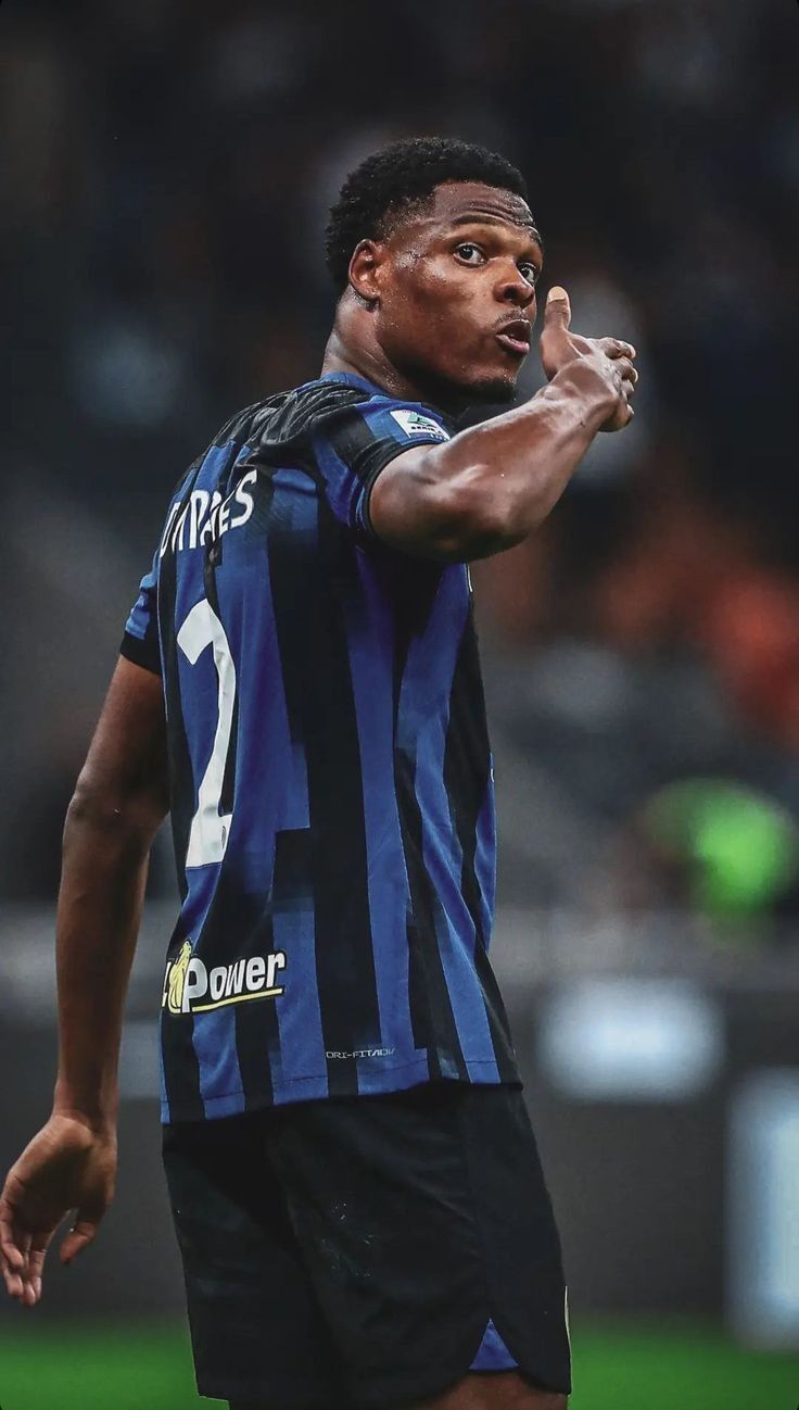 736x1298 Denzel Dumfries