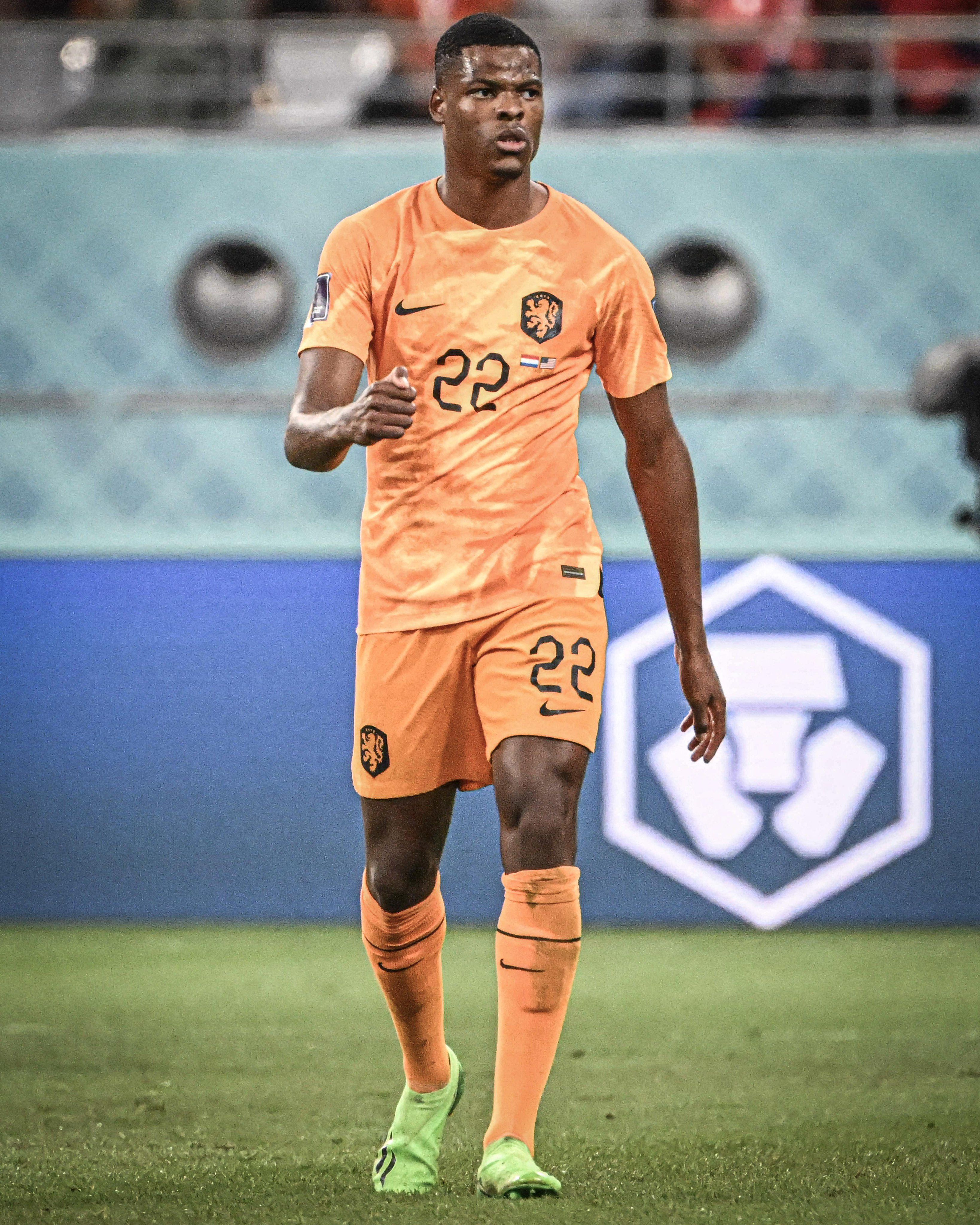 3277x4096 Denzel Dumfries Wallpaper