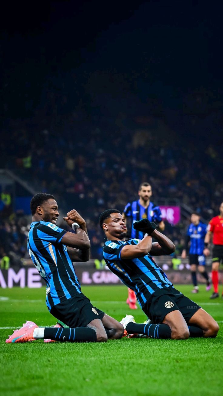736x1308 Marcus Thuram & Denzel Dumfries