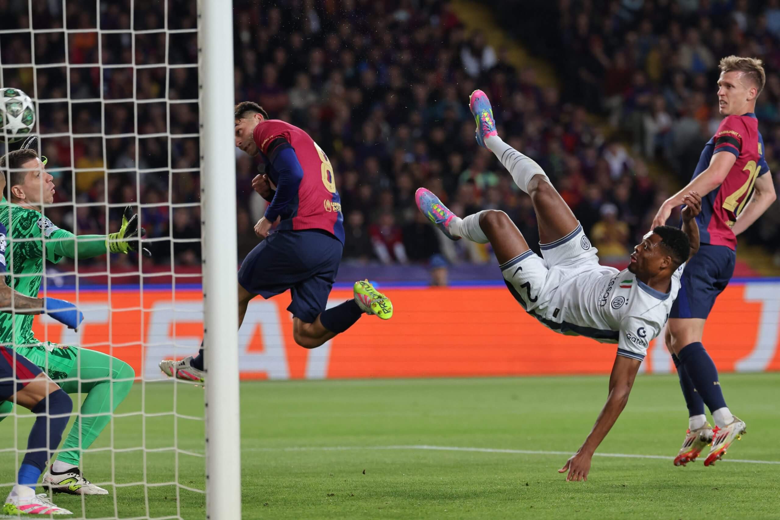 2560x1707 Denzel Dumfries Epitomises The Under Appreciated Brilliance Of Inter