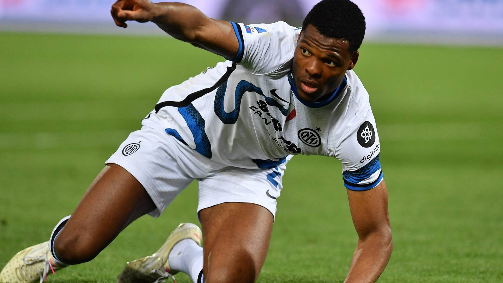 1600x900 Man United interested in Denzel Dumfries