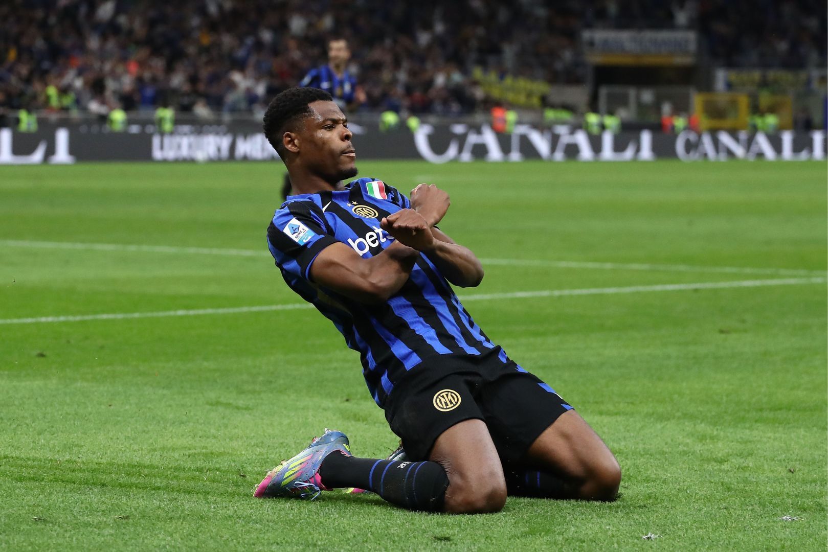 1619x1080 Report reveals the real reason Barcelona could not sign Denzel Dumfries this summer