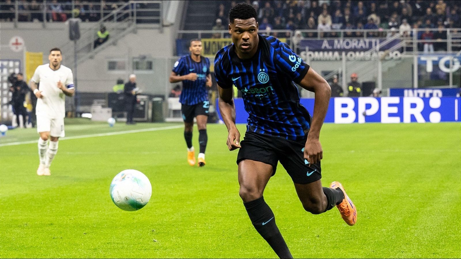 1600x900 Vodacom Soccer. News. Denzel Dumfries facing late fitness test ahead of Sunday's Milan derby