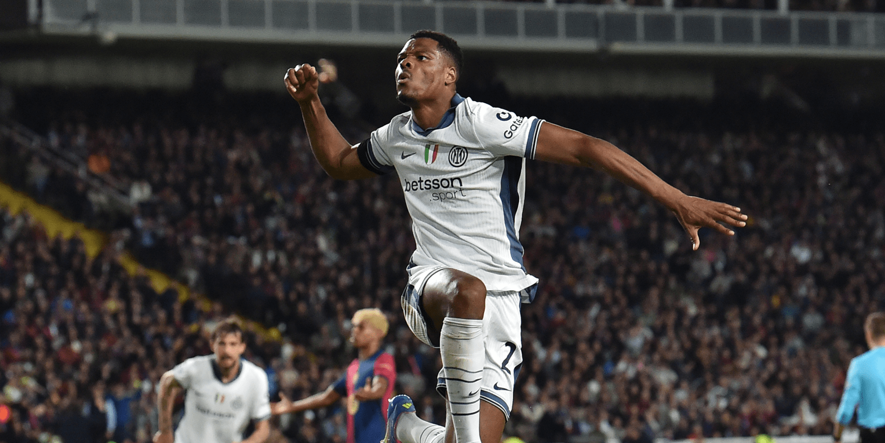 1800x901 Denzel Dumfries Stars In Barcelona Inter Champions League Classic