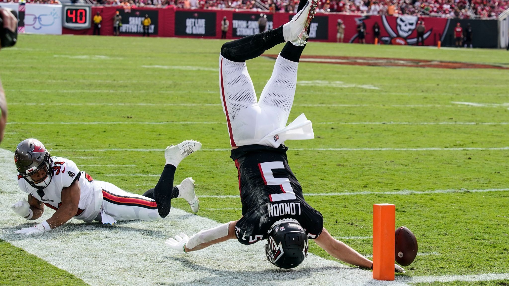 2048x1152 Drake London landed awkwardly when trying to reach for the touchdown line for the Atlanta Falcons