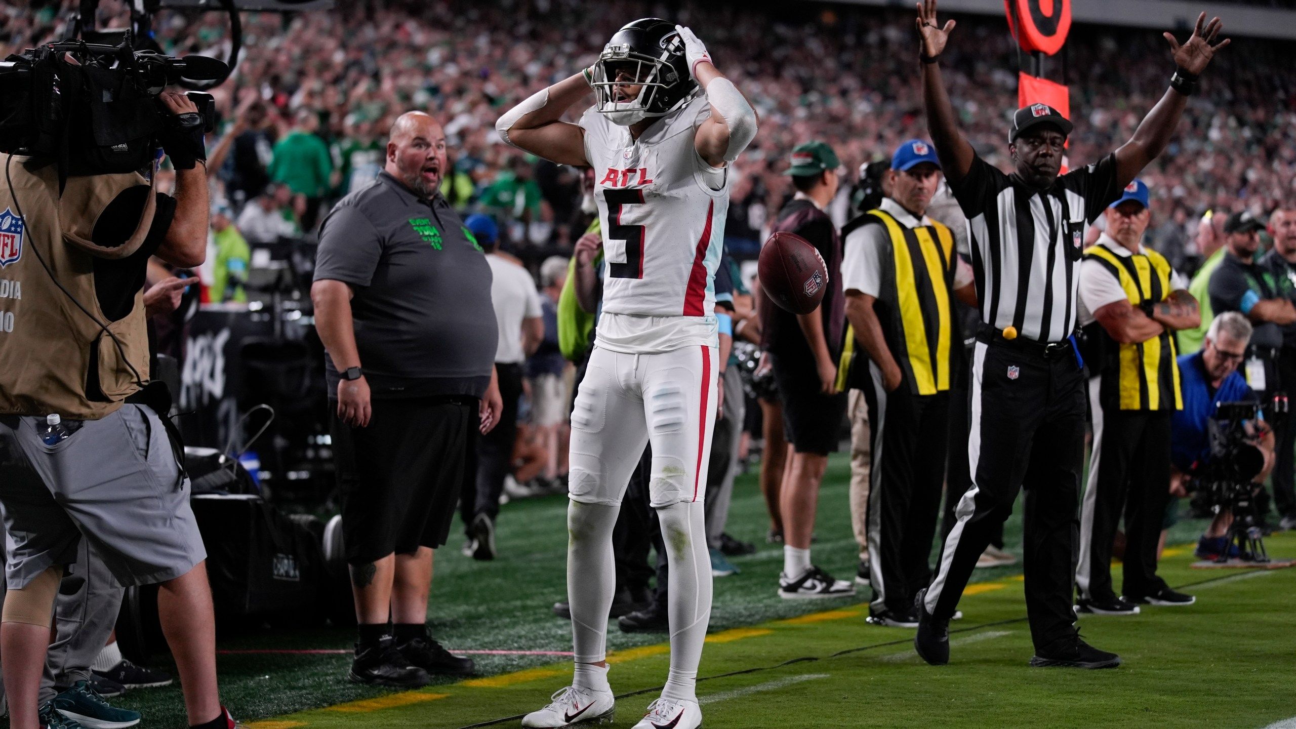 2560x1440 Drake London's shooting celebration violated longstanding NFL rules against violent gestures
