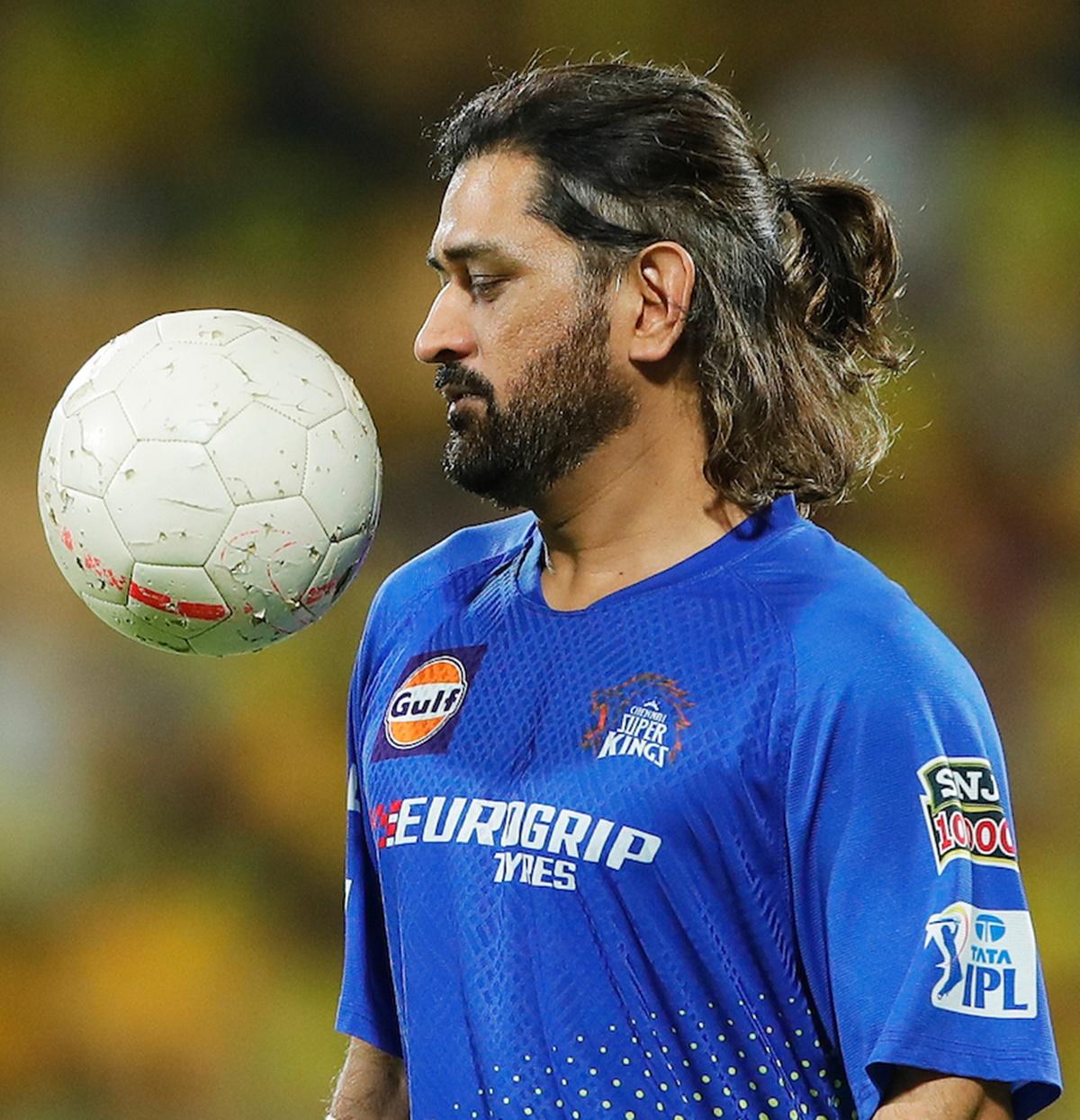 1200x1245 Dhoni's new 'Samurai' hairdo steals spotlight