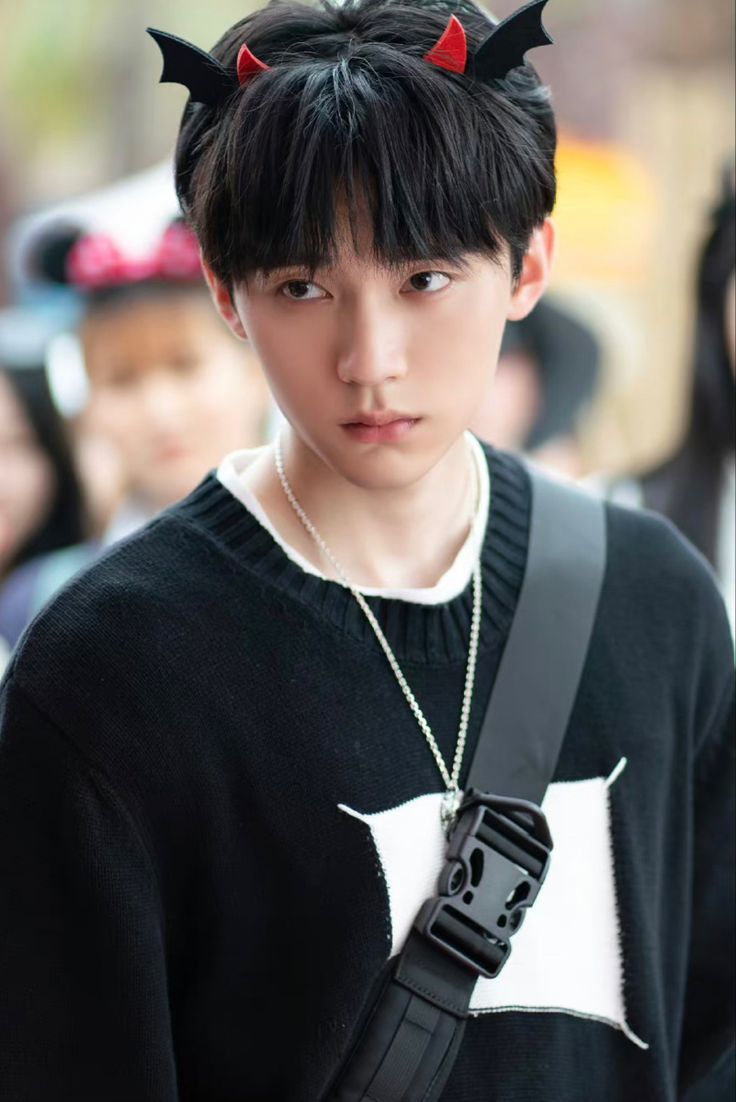 736x1102 Zhou yi ran. Zhou yiran wallpaper, Zhang lurang outfits, Chinese man