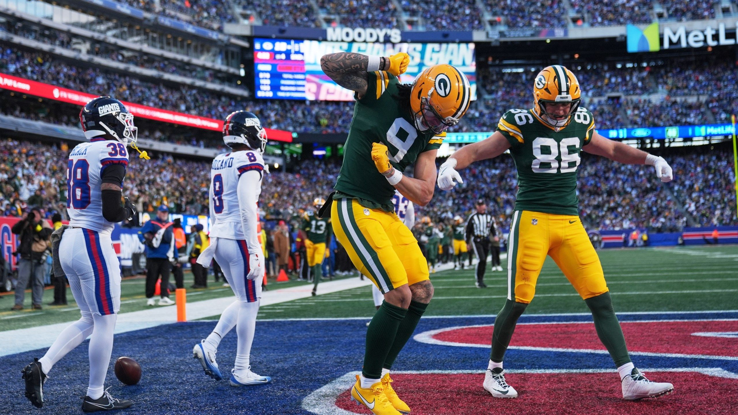 2560x1440 Love Connects With Watson For Go Ahead TD, Late Interception Gives Packers Win Over Giants