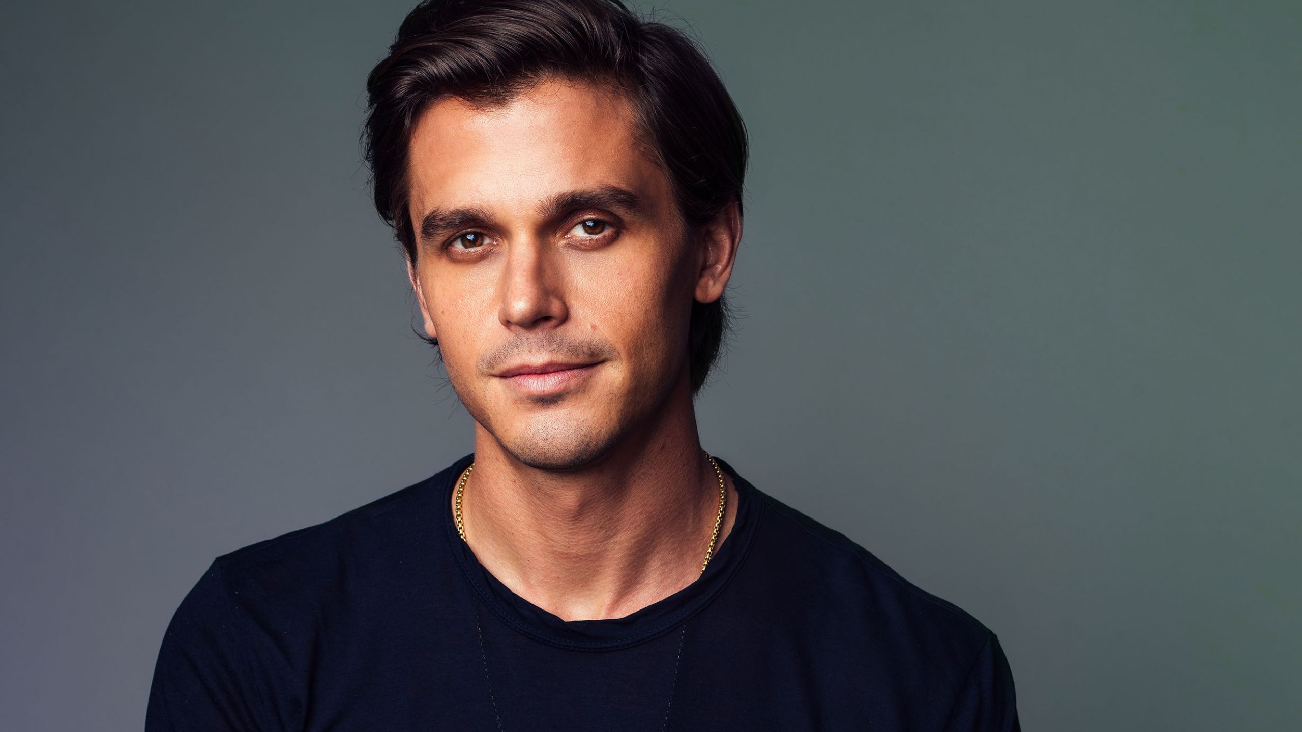 2560x1440 Antoni Porowski Wallpaper