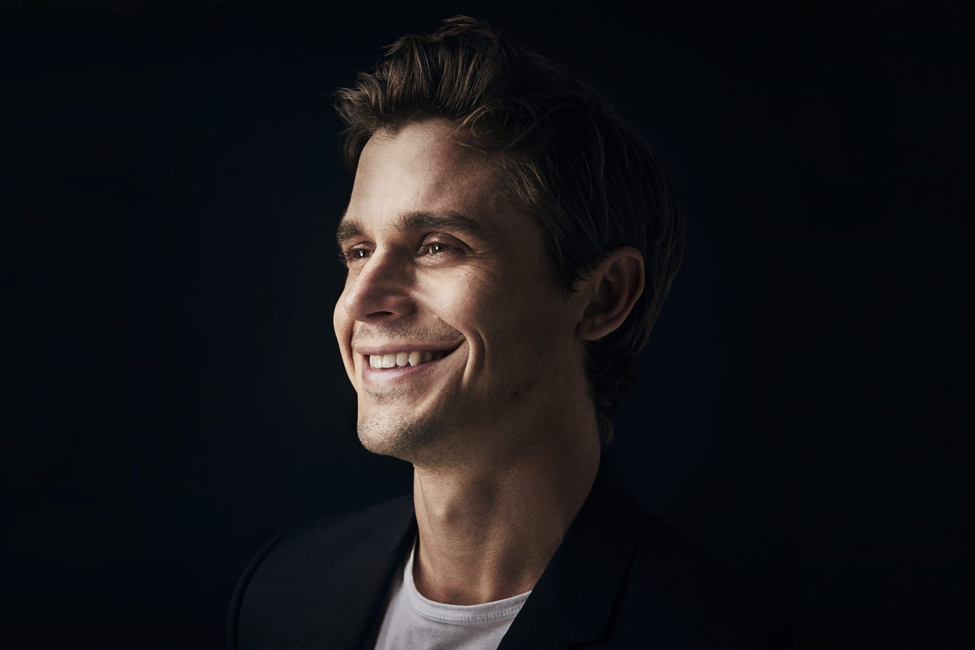 2000x1333 Antoni Porowski Wallpaper