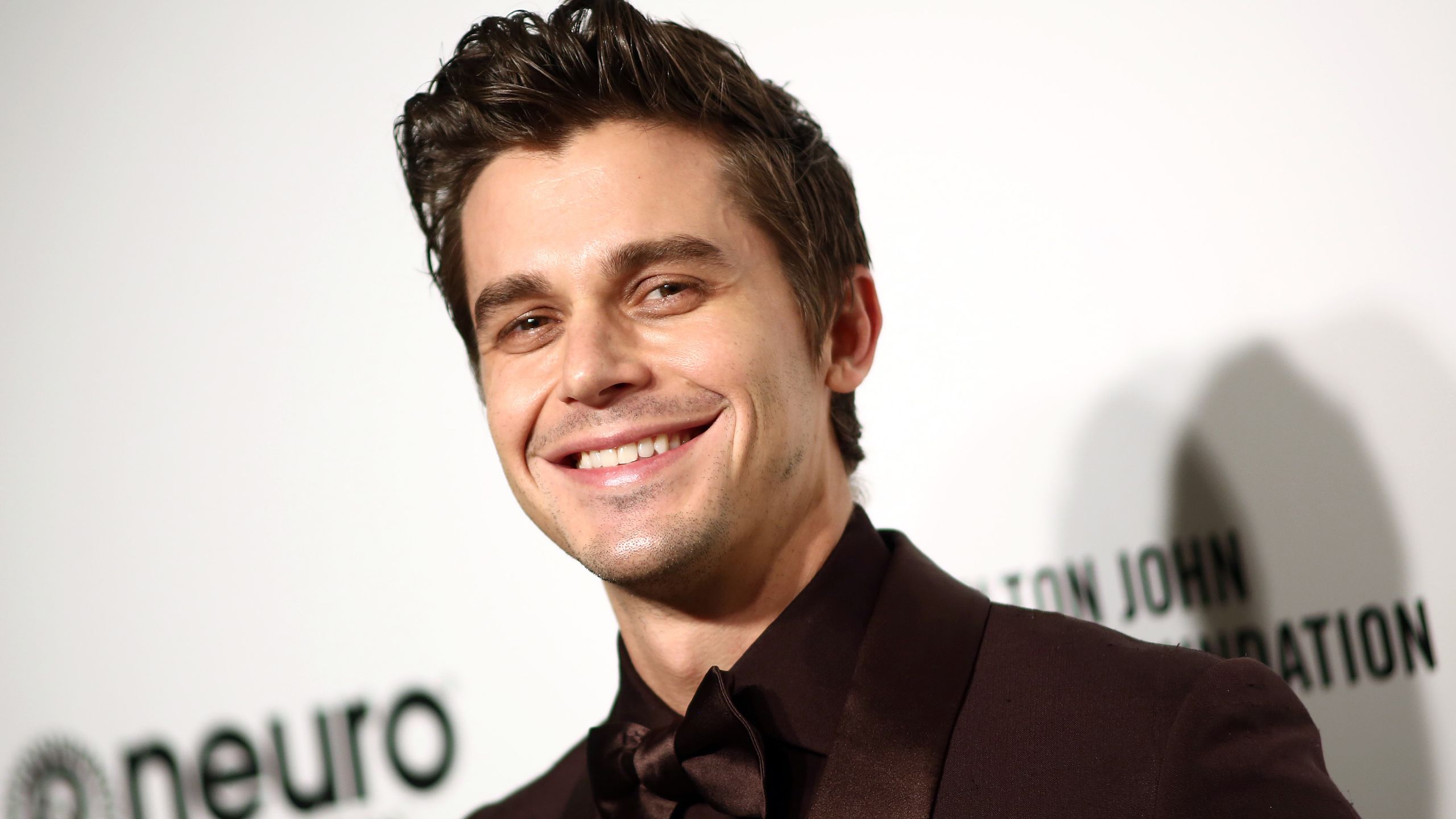 2560x1440 Antoni Porowski's Short Haircut Throws Instagram Into a Thirst Fit