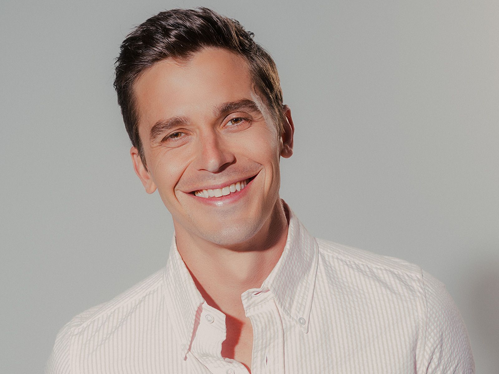 1600x1200 Queer Eye's Antoni Porowski Gets Nostalgic In Netflix's 'Easy Bake Battle'