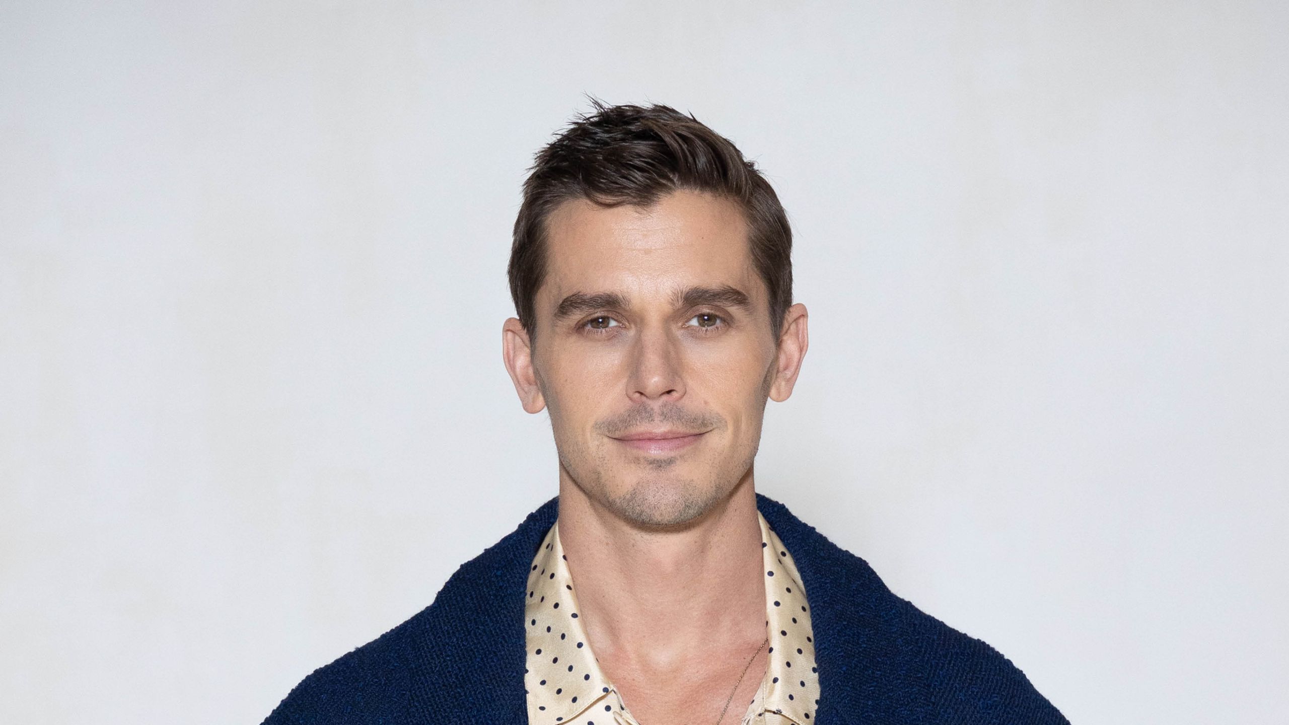 2560x1440 Queer Eye' Star Antoni Porowski Addressed the Rumors That the Fab Five Don't Get Along