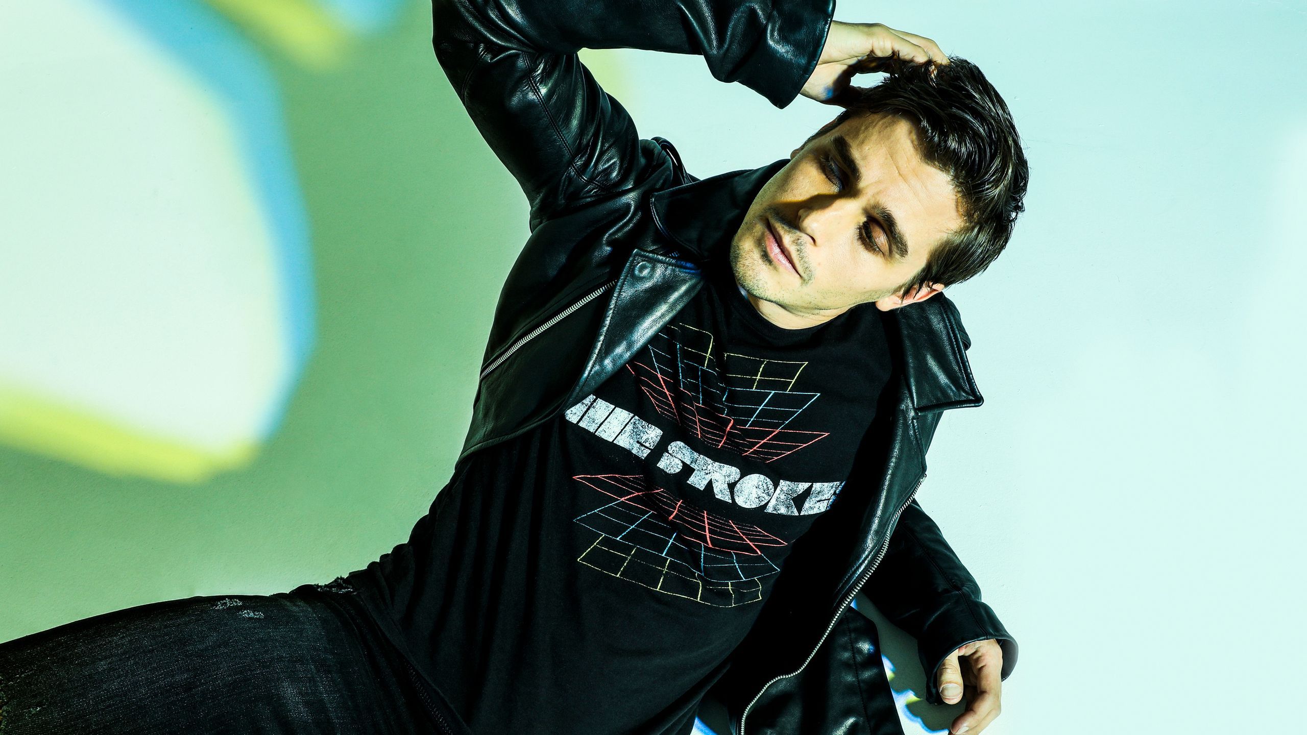 2560x1440 Queer Eye' Star Antoni Porowski Knows You're Thinking About Him