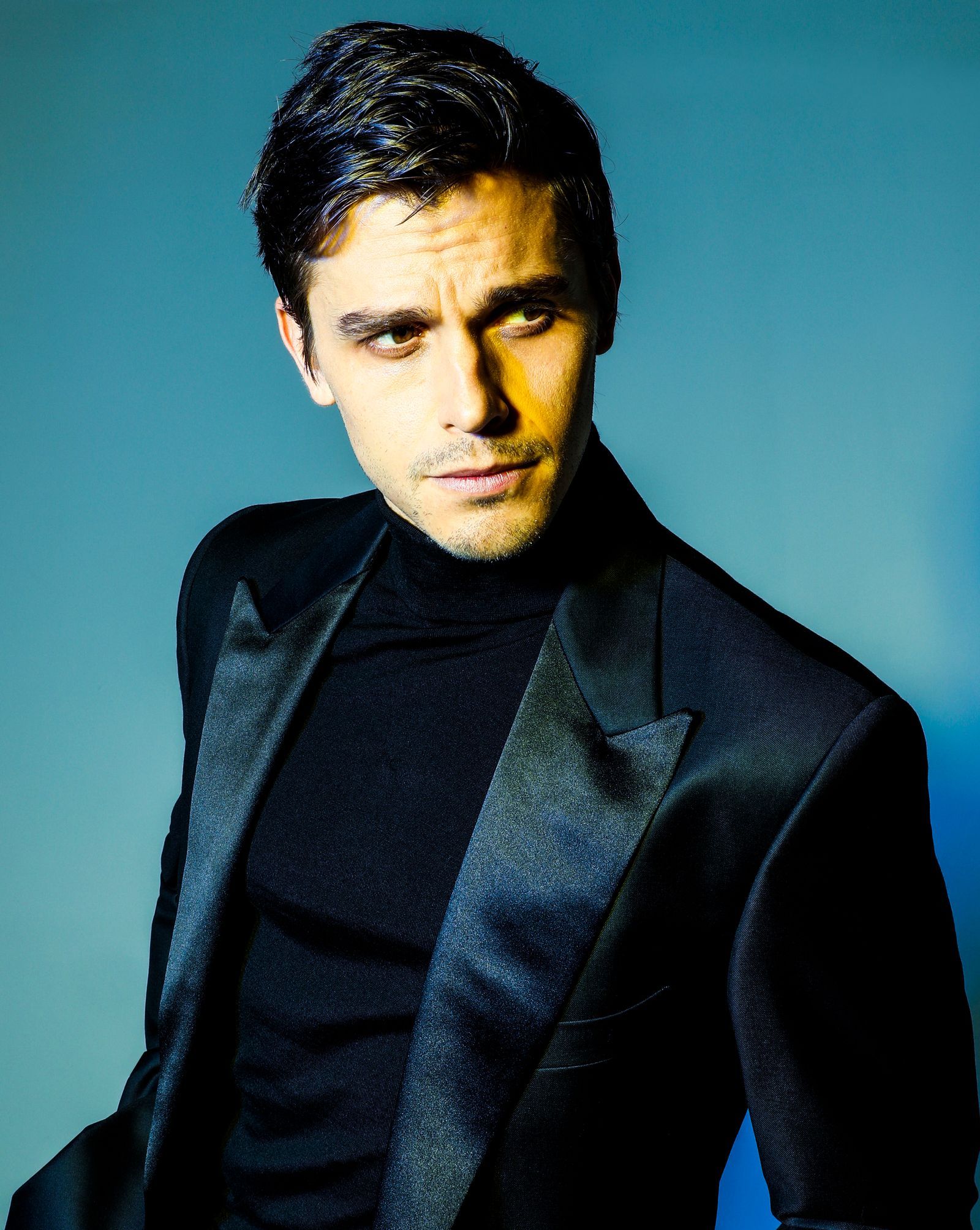 1600x2007 Queer Eye' Star Antoni Porowski Knows You're Thinking About Him