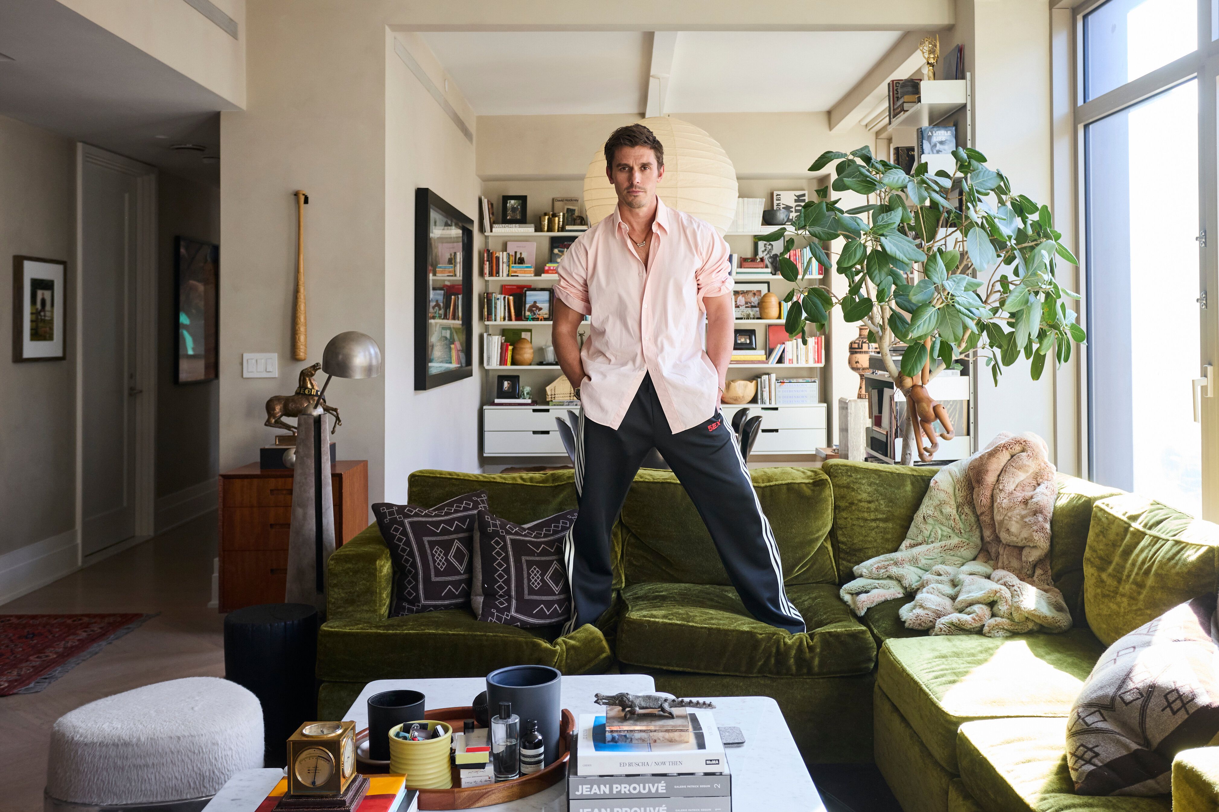 4039x2693 Antoni Porowski on His Big Green Sofa, Real Plants and Taylor Swift