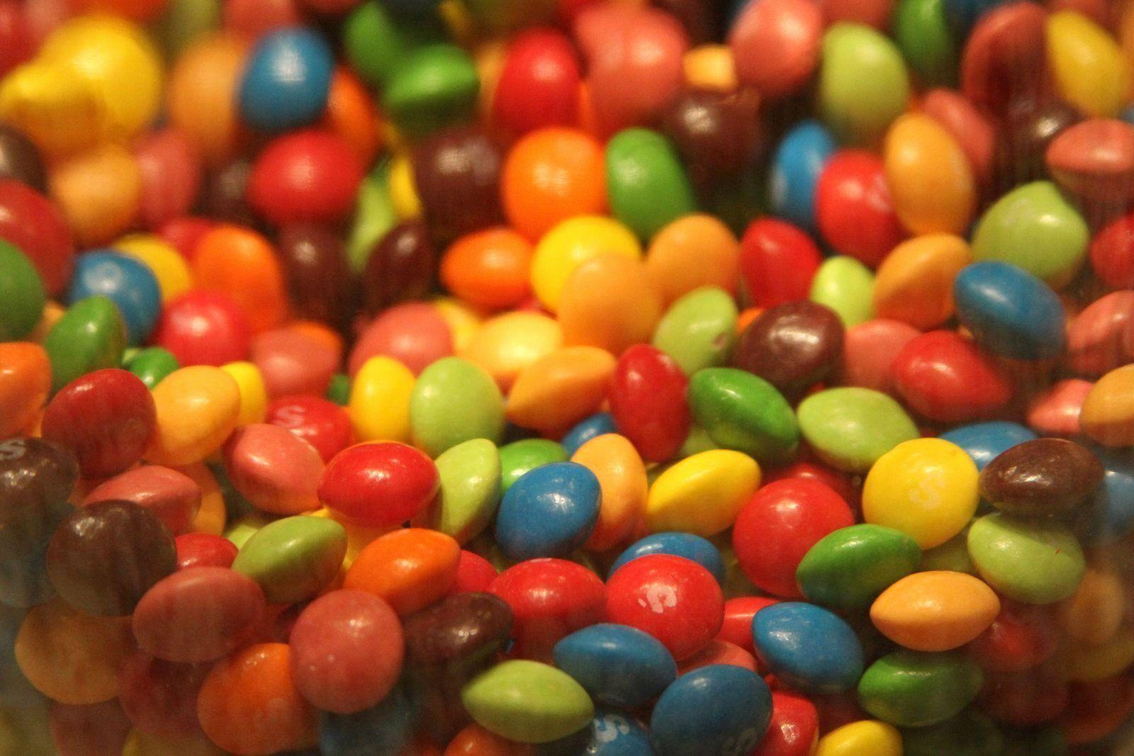 Цвет конфет. СКИТТЛЗ. Конфеты Радуга skittles. СКИТЛС Радуга фруктовых ароматов. Skittles Эстетика Радуга.