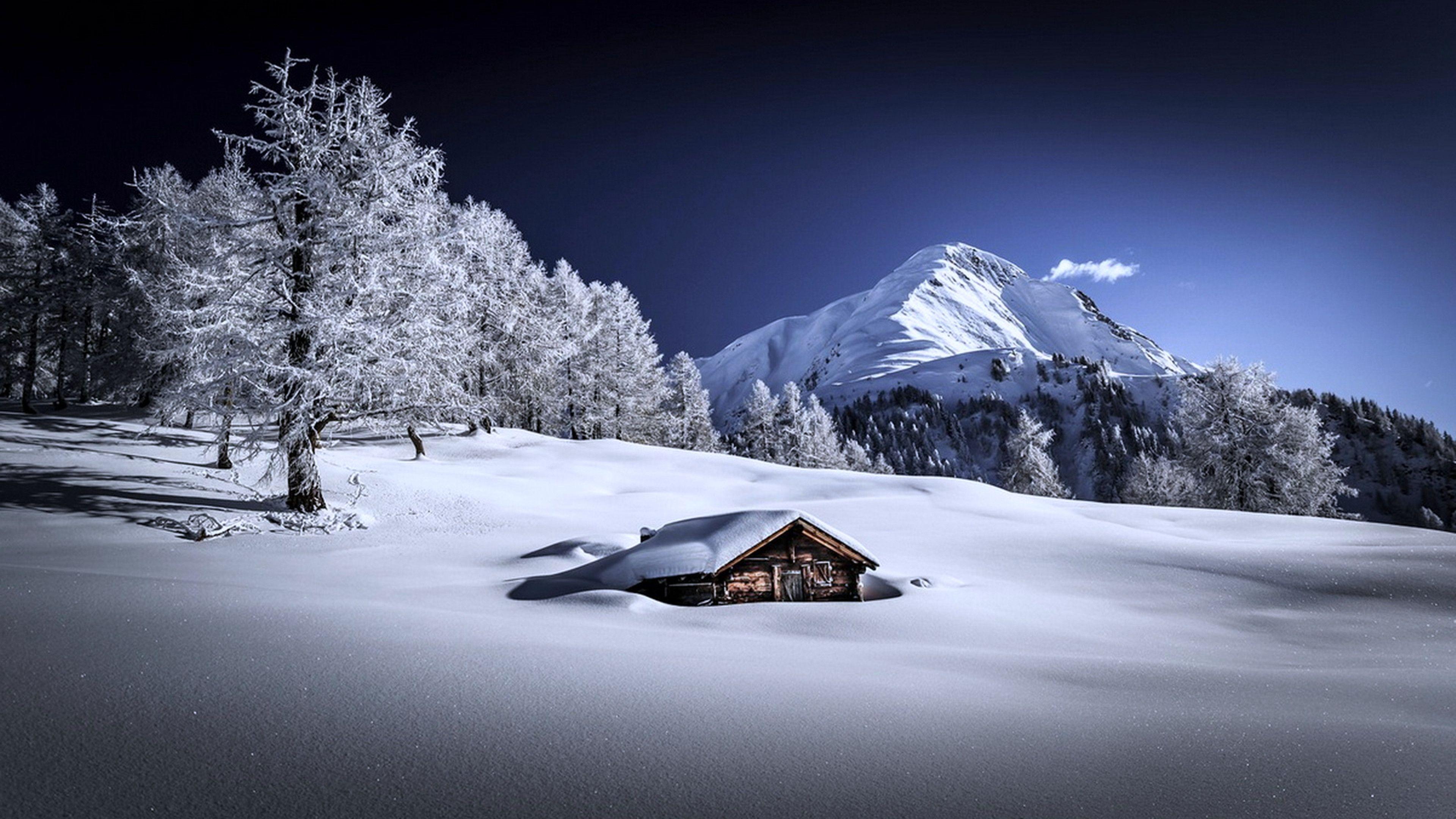 Снежок пк. Зима пейзаж. Горы зима. Заснеженный домик в горах. Зимний пейзаж горы.