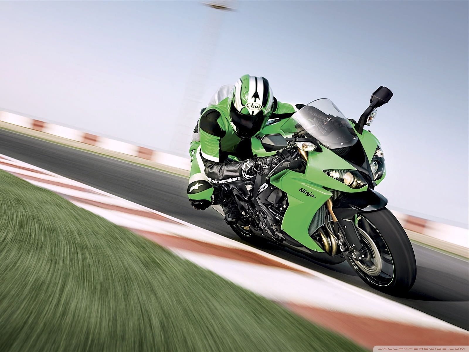 1600x1200 Kawasaki Ninja ZX 10R 4K UHD Wallpaper for UltraHD Desktop and TV : Widescreen and UltraWide Display