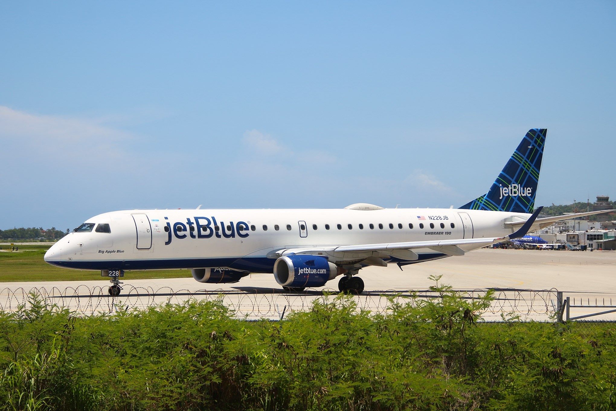 2040x1360 Embraer 190 Wallpaper