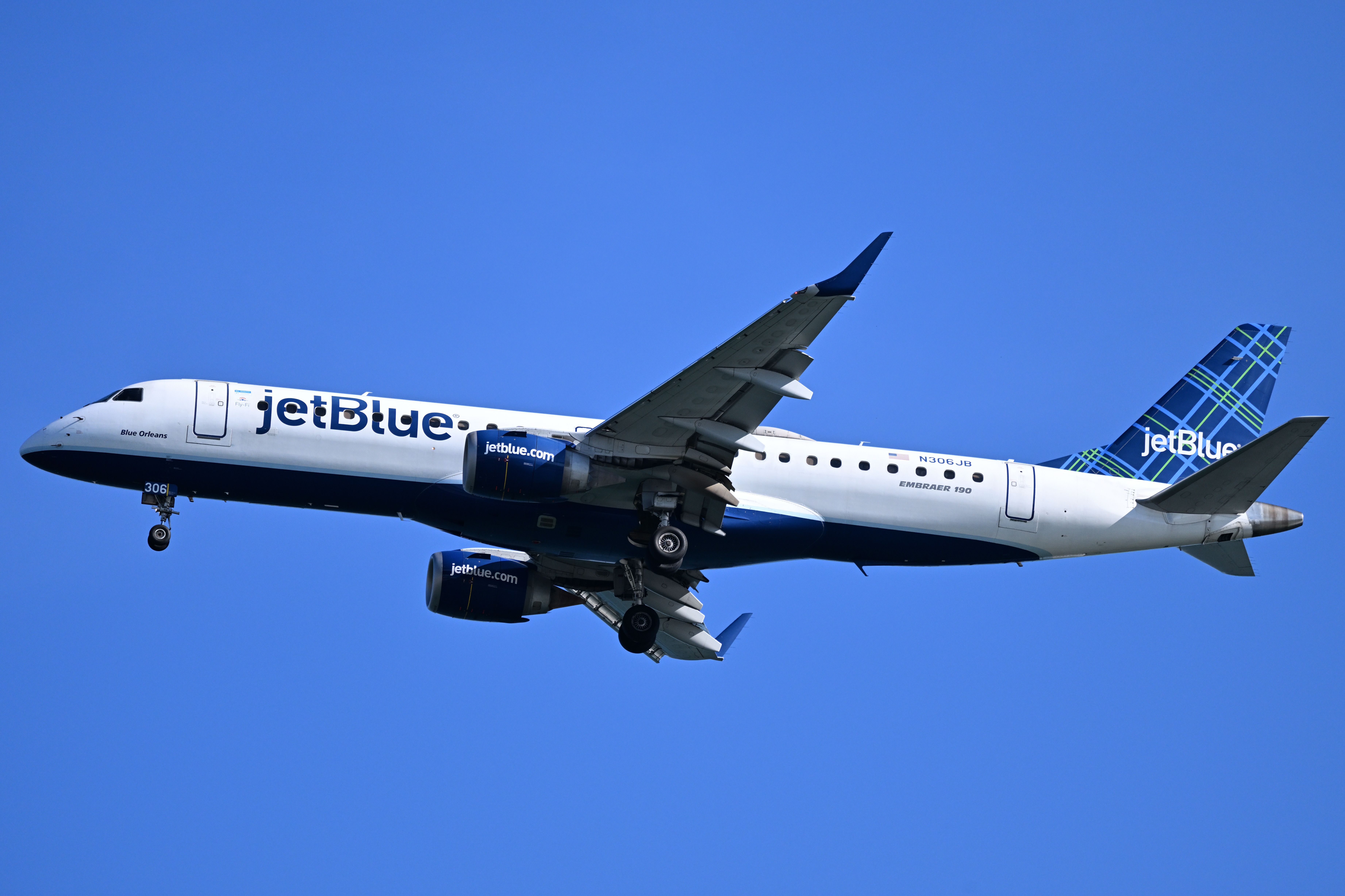 7370x4913 JetBlue E190 N306JB on approach to Boston Oct 6