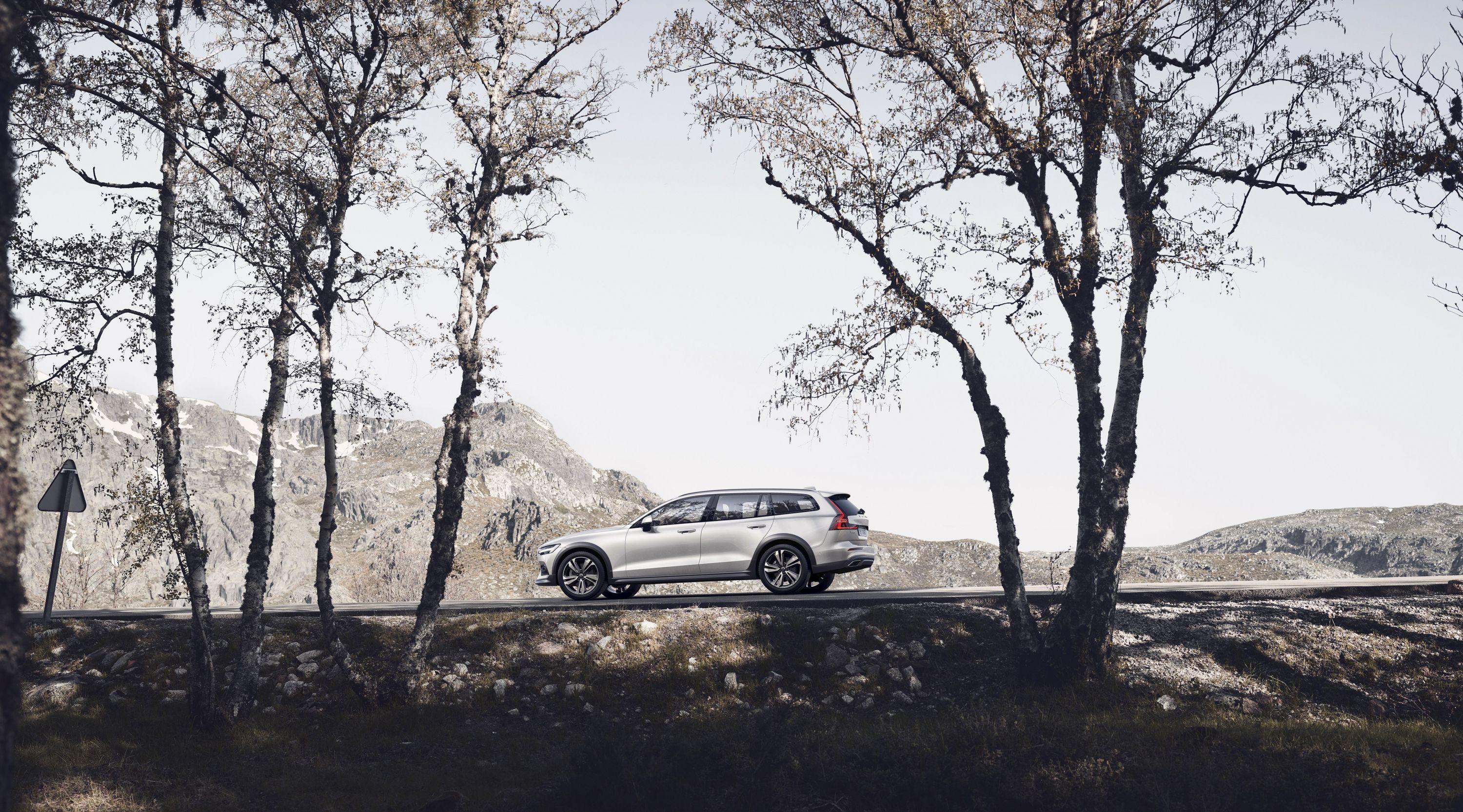 3000x1666 Volvo V60 Cross Country Side Wallpaper (10)