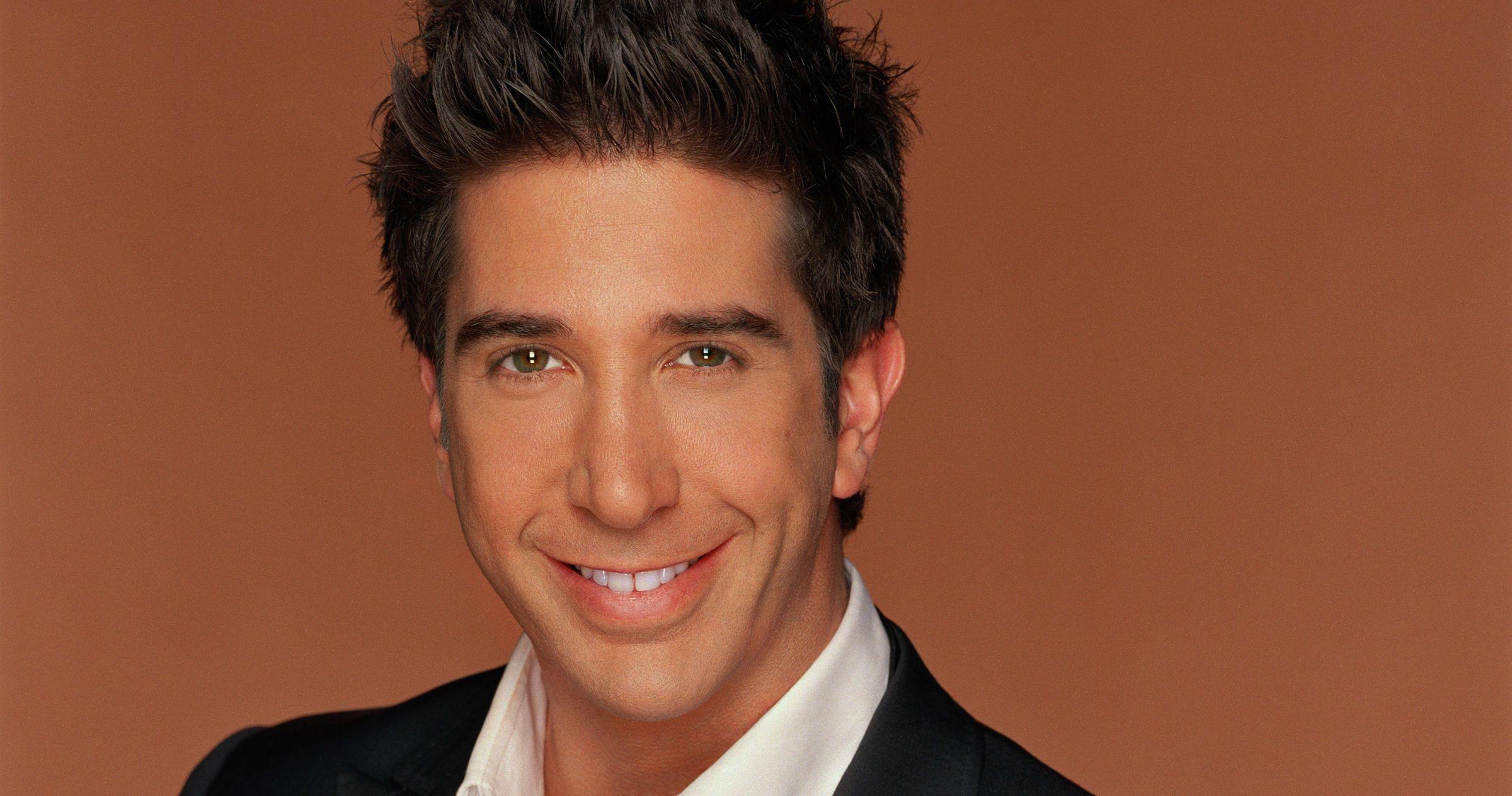 2400x1264 David Schwimmer Wallpaper
