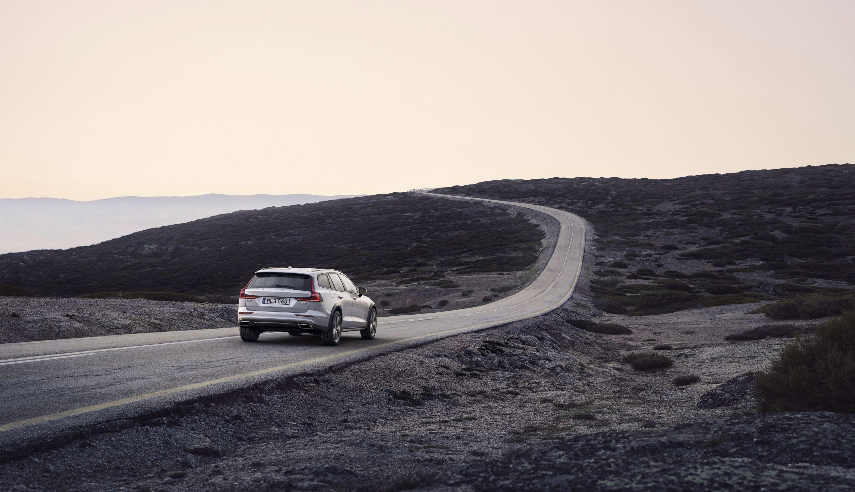 3000x1728 Volvo V60 Cross Country Rear Three Quarter Wallpaper 3