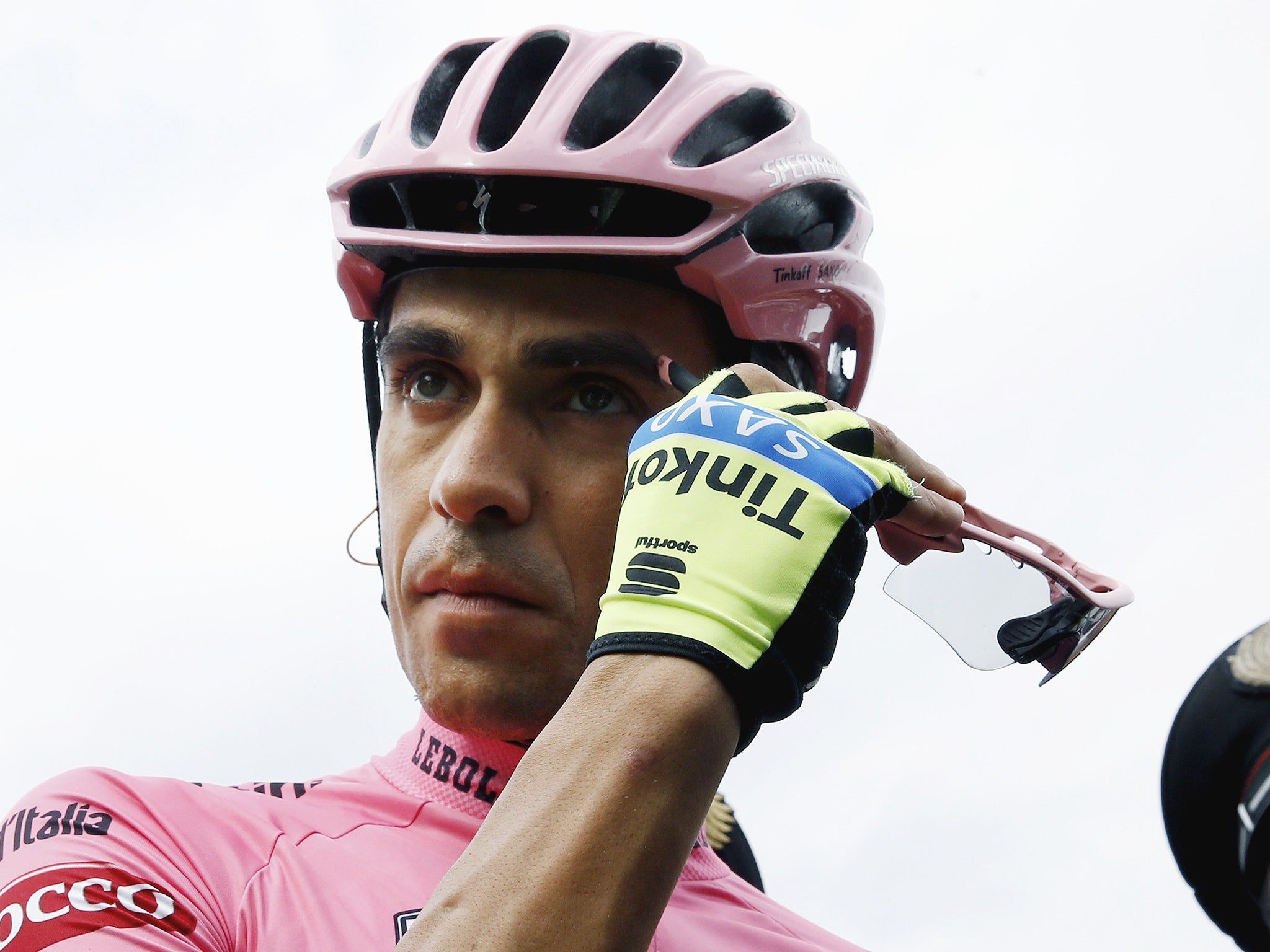 2048x1536 Alberto Contador crash video: Giro d'Italia favourite suffers dislocated shoulder after overeager fan hits him with a camera