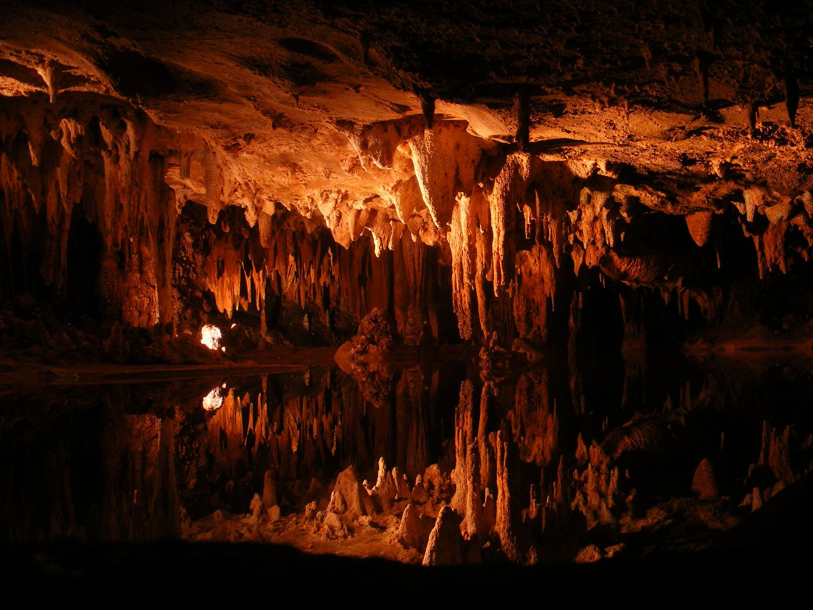 1600x1200 Stalactite Serenity: Nature's Cave HD Wallpaperx1200