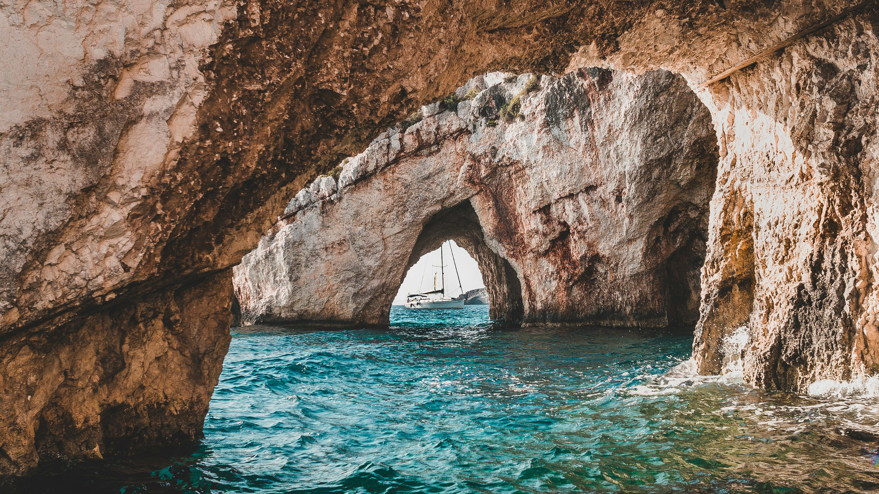 3000x1687 Underwater caves during daytime photo